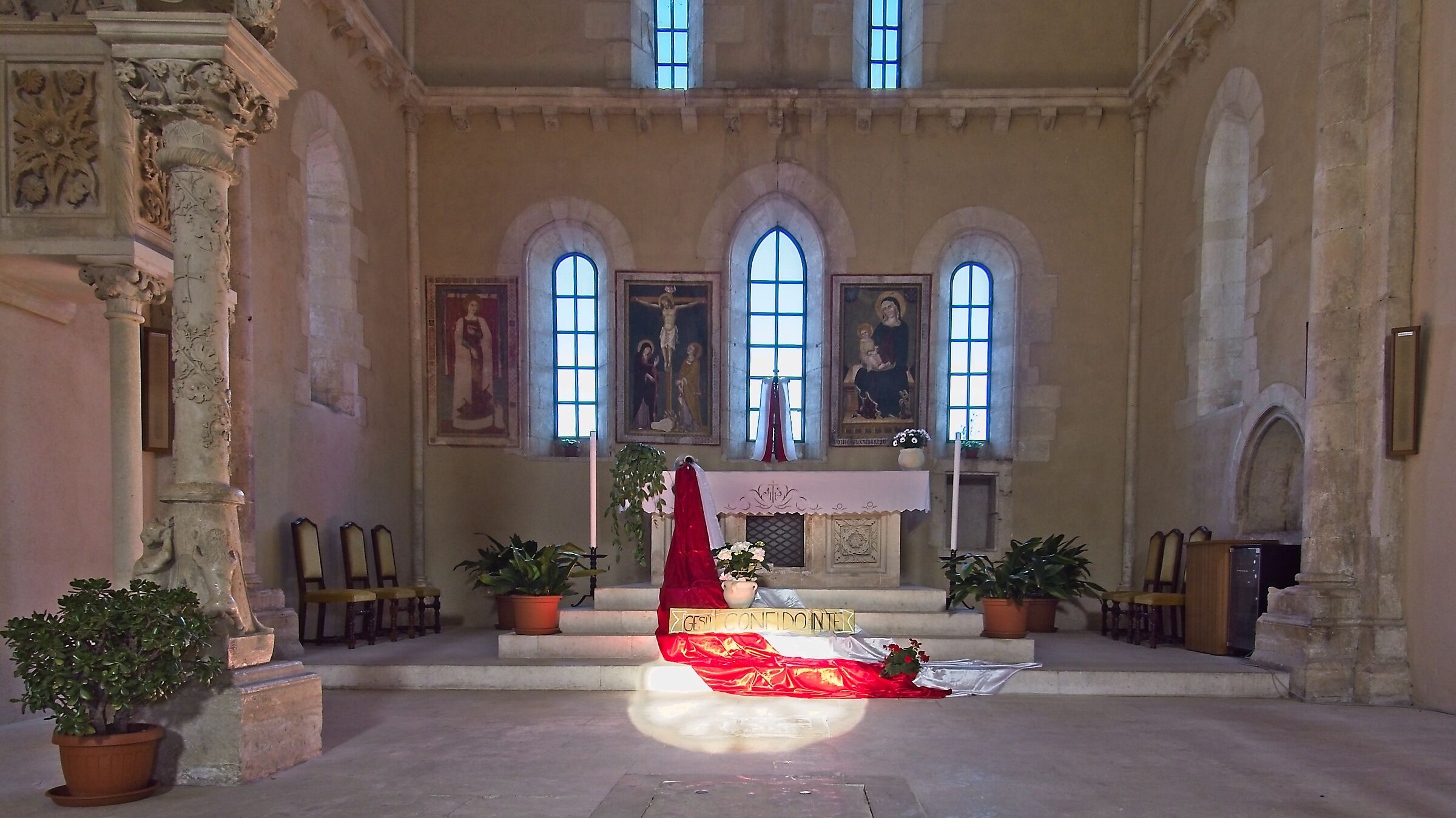 Santa Maria Arabona: dentro l'abbazia.