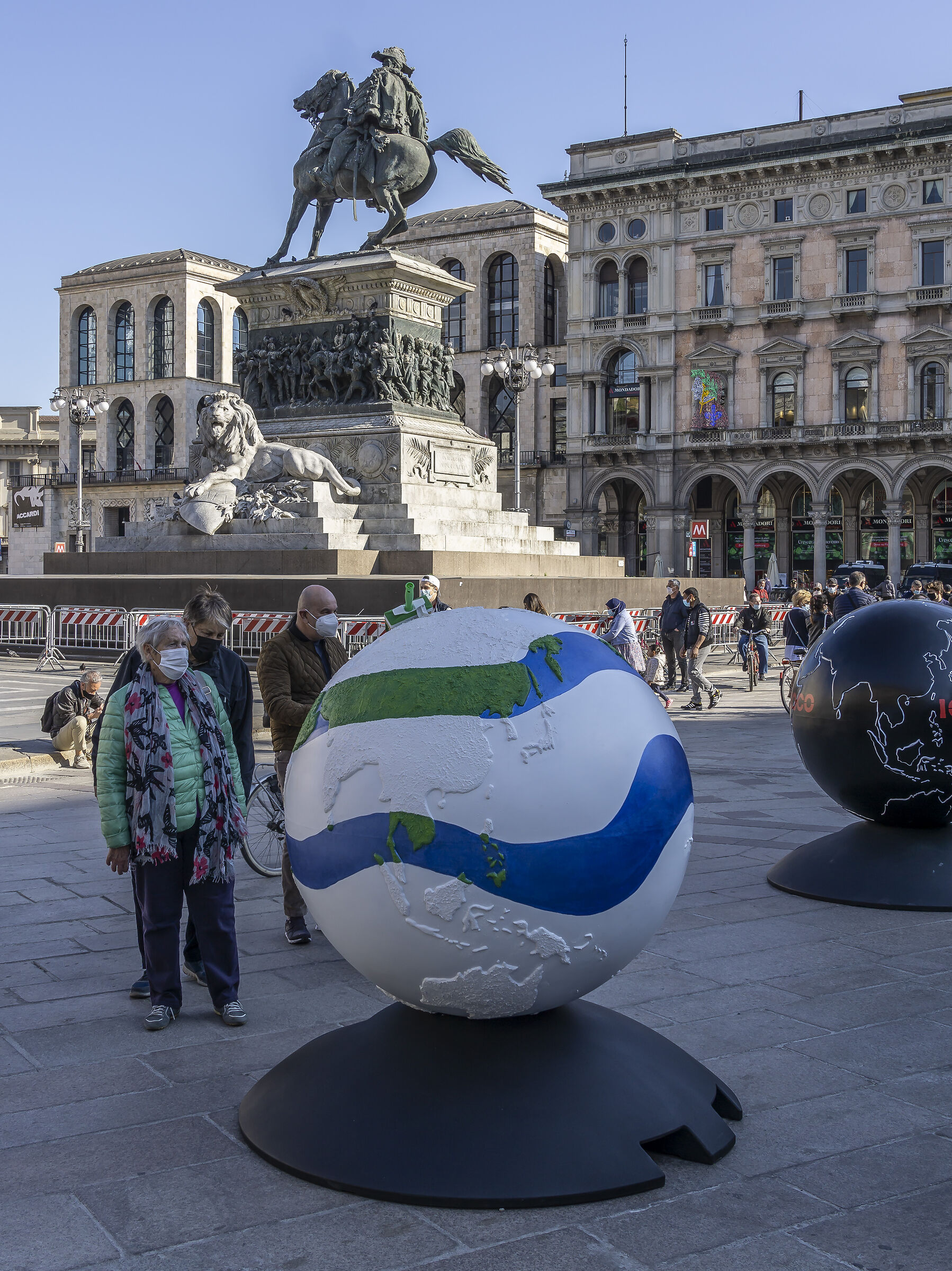 WePlanet - Easter 2021 in Piazza del Duomo. 16:16:50