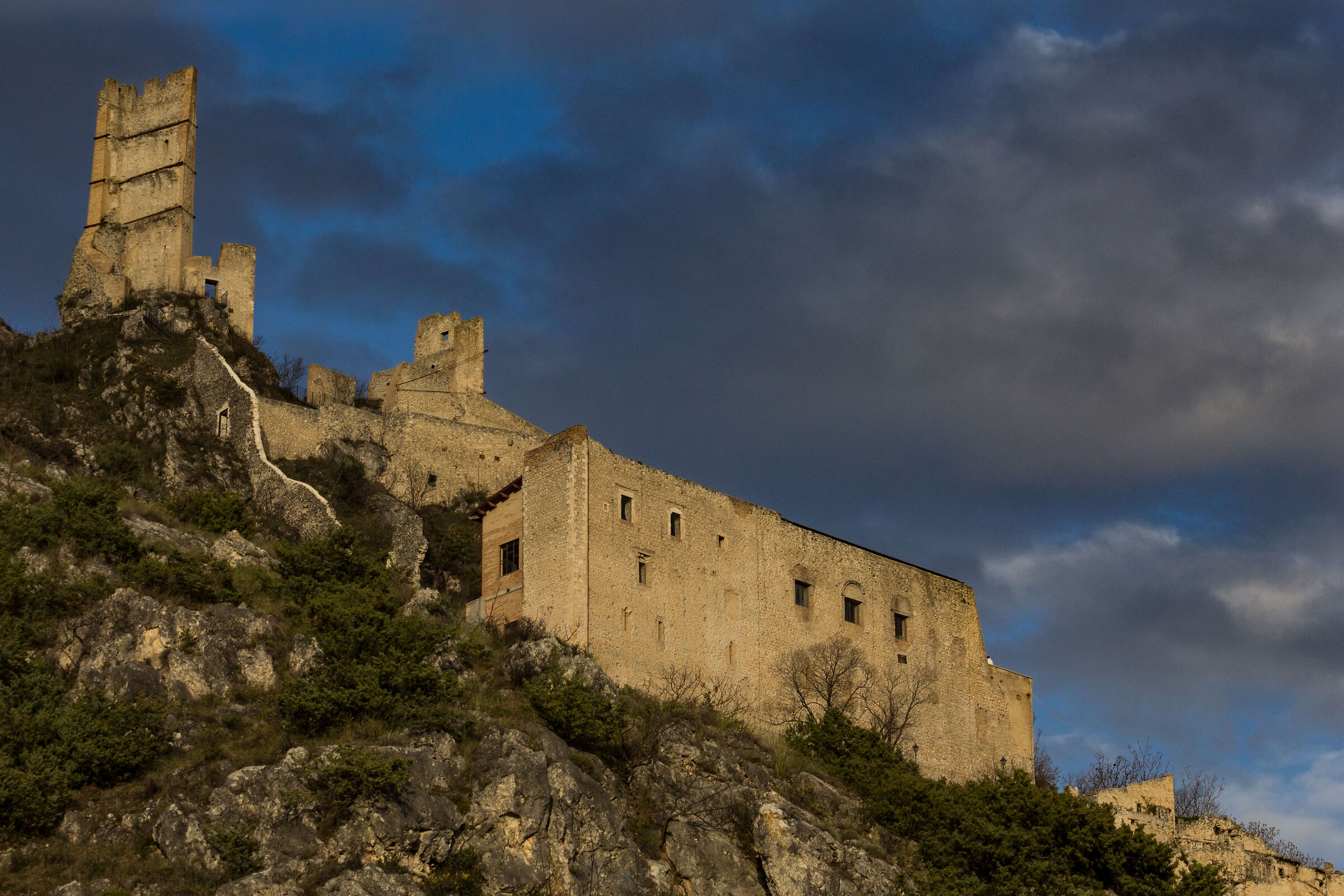 Le mura di pietra al tramonto