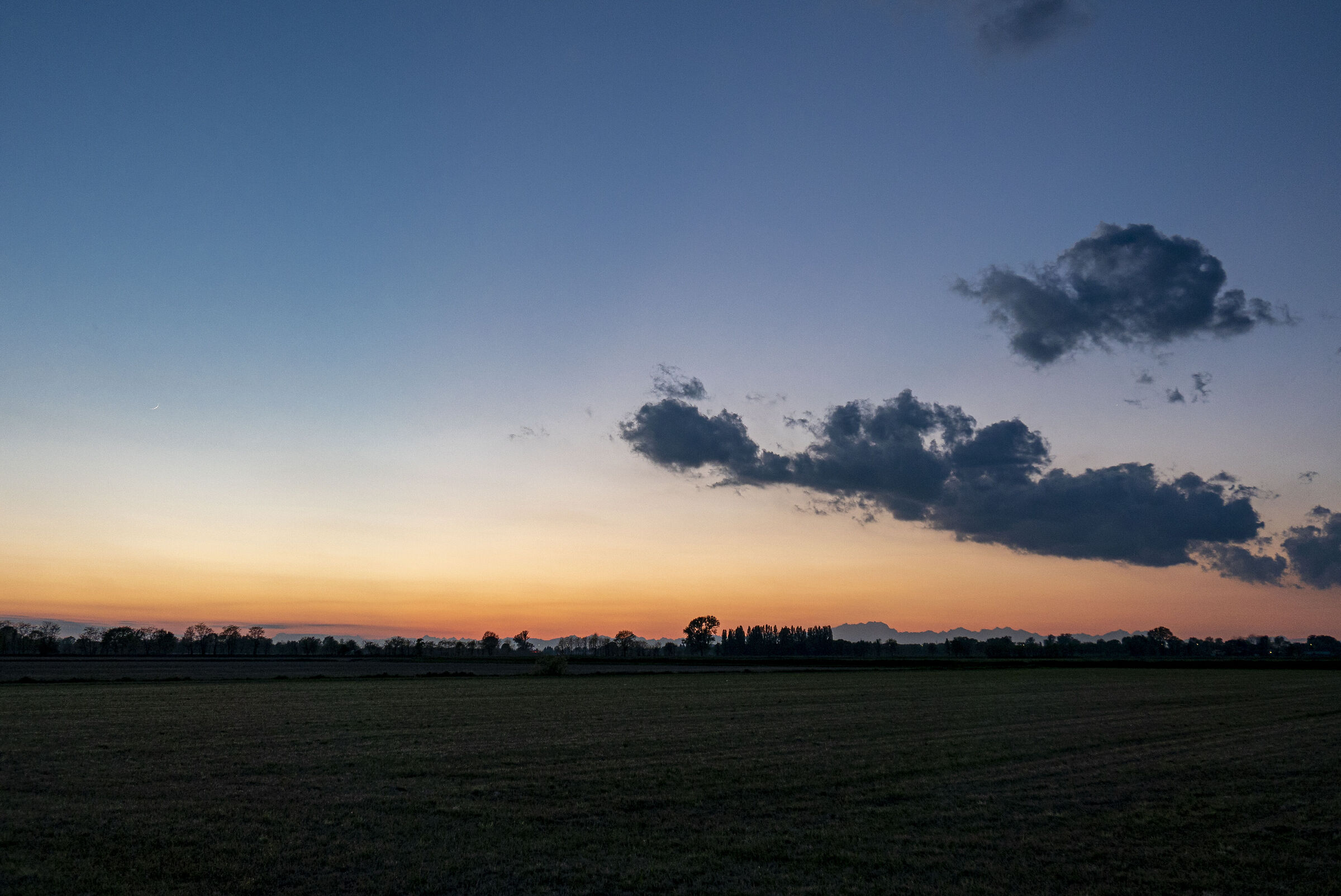 Tramonto pavese e prima falce di luna (a sx)