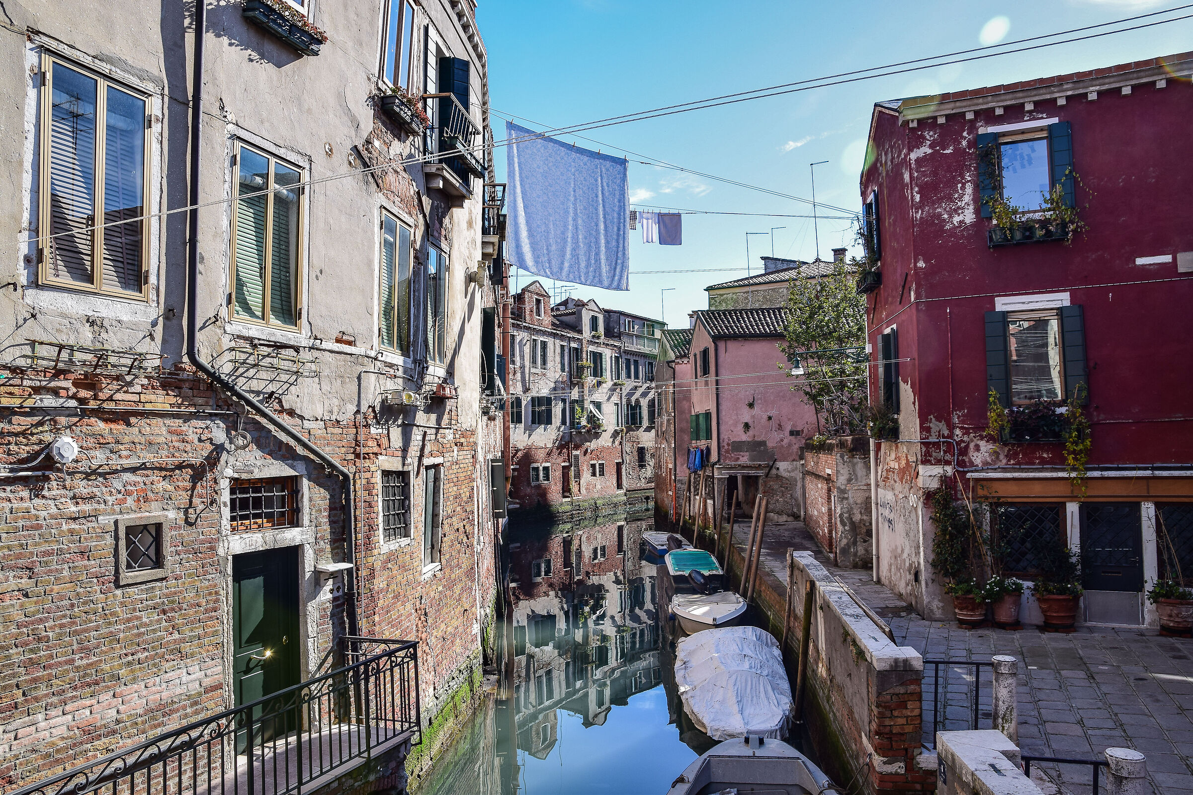 stendiamo i panni in mezzo al canale