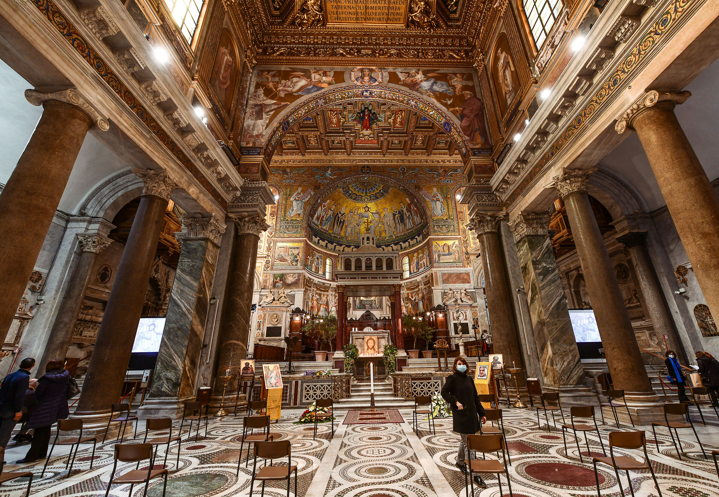 Roma-Interno Santa Maria in Trastevere