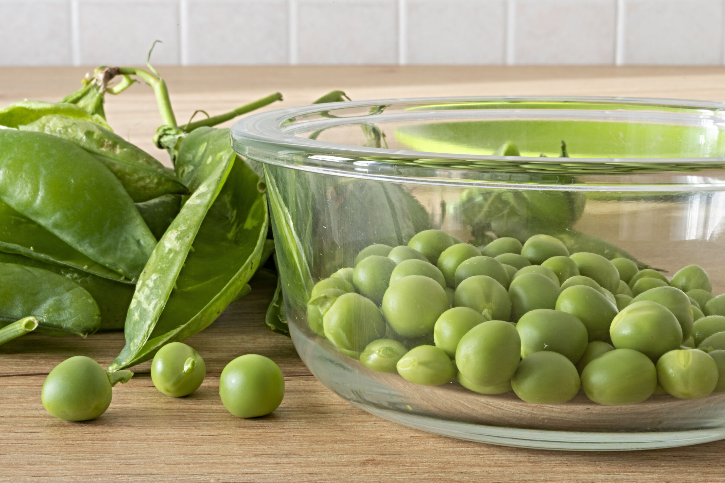 piselli freschi in ciotola di vetro
