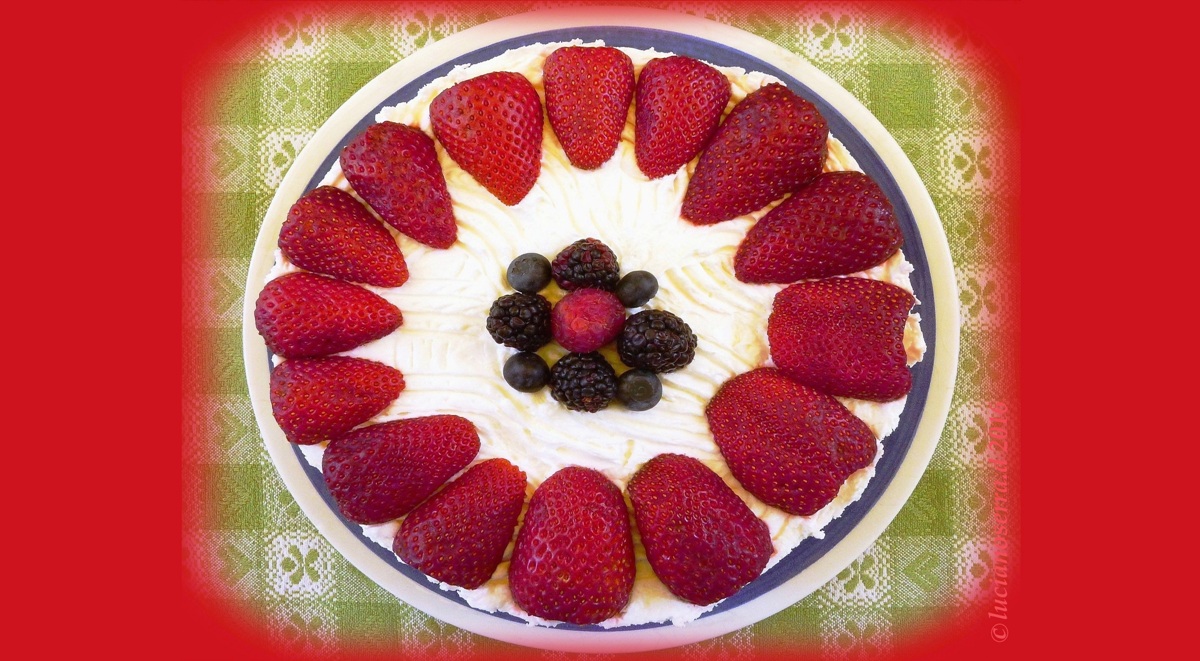A simple and tasty sweet with cream and strawberries