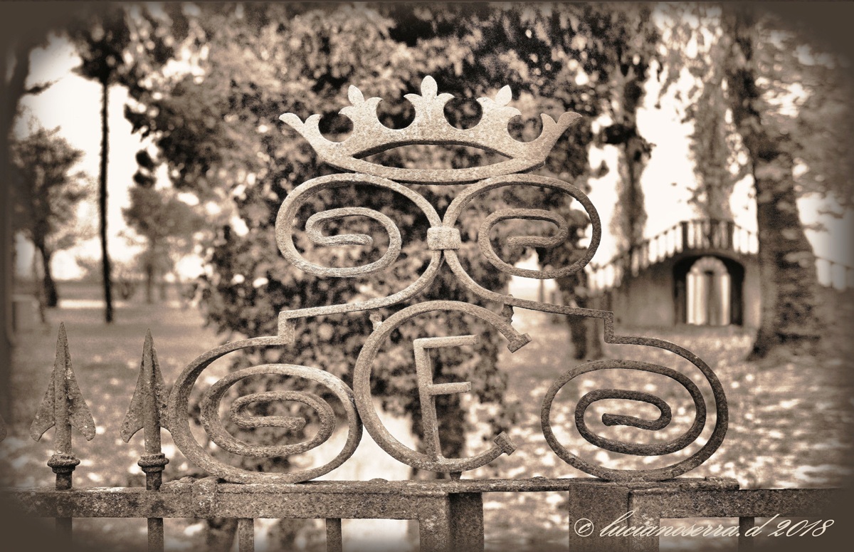 Fregio sovrastante un vecchio cancello