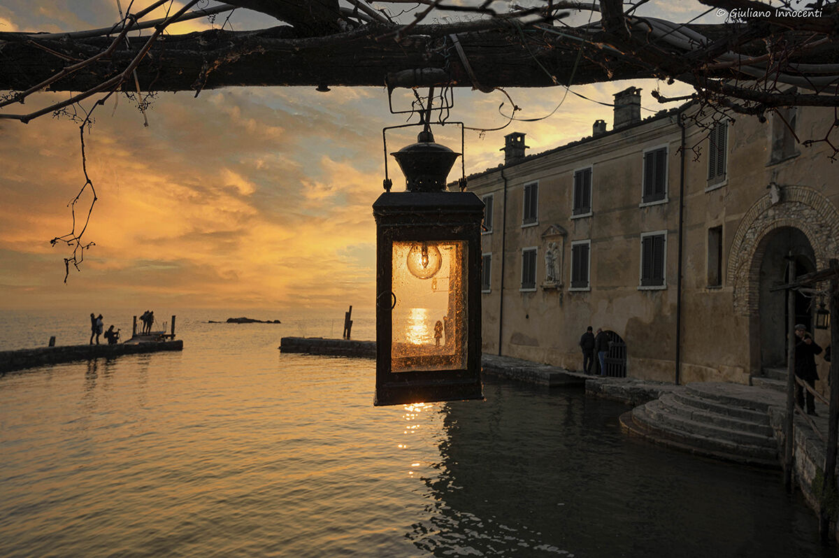 la luce che si accende verso sera