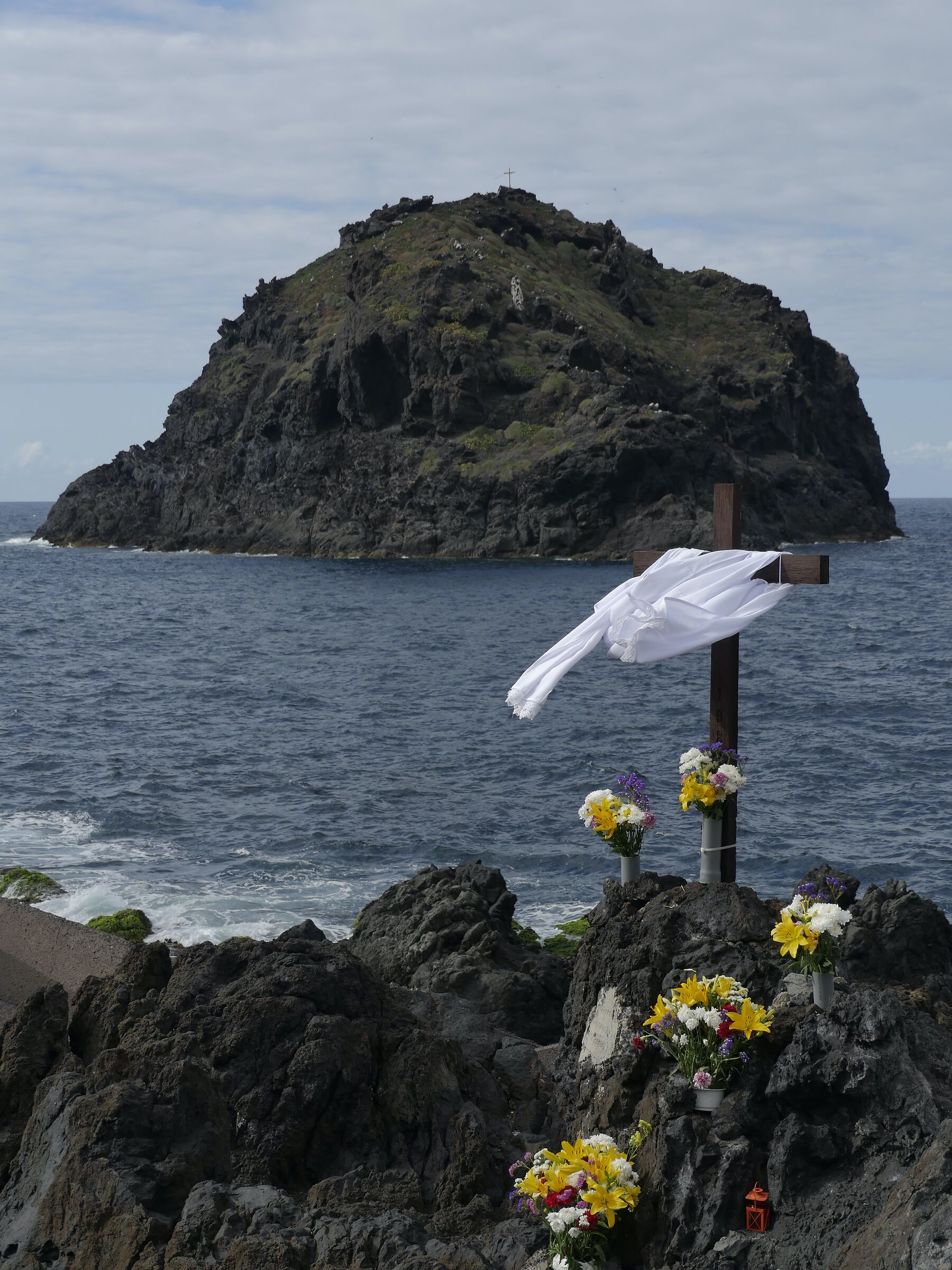 In memory of the victims of the sea.