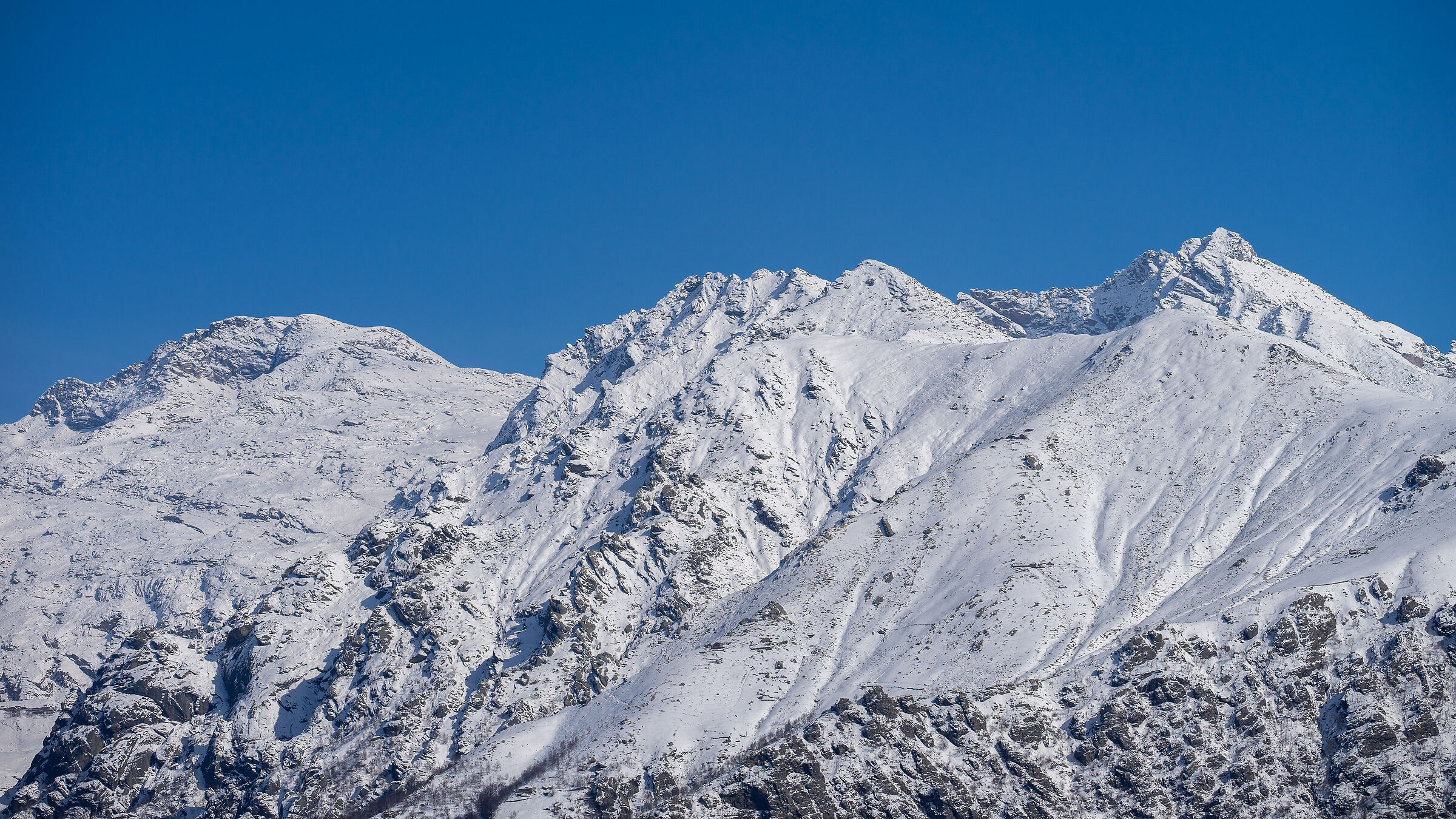 Biancaneve su azzurro cielo