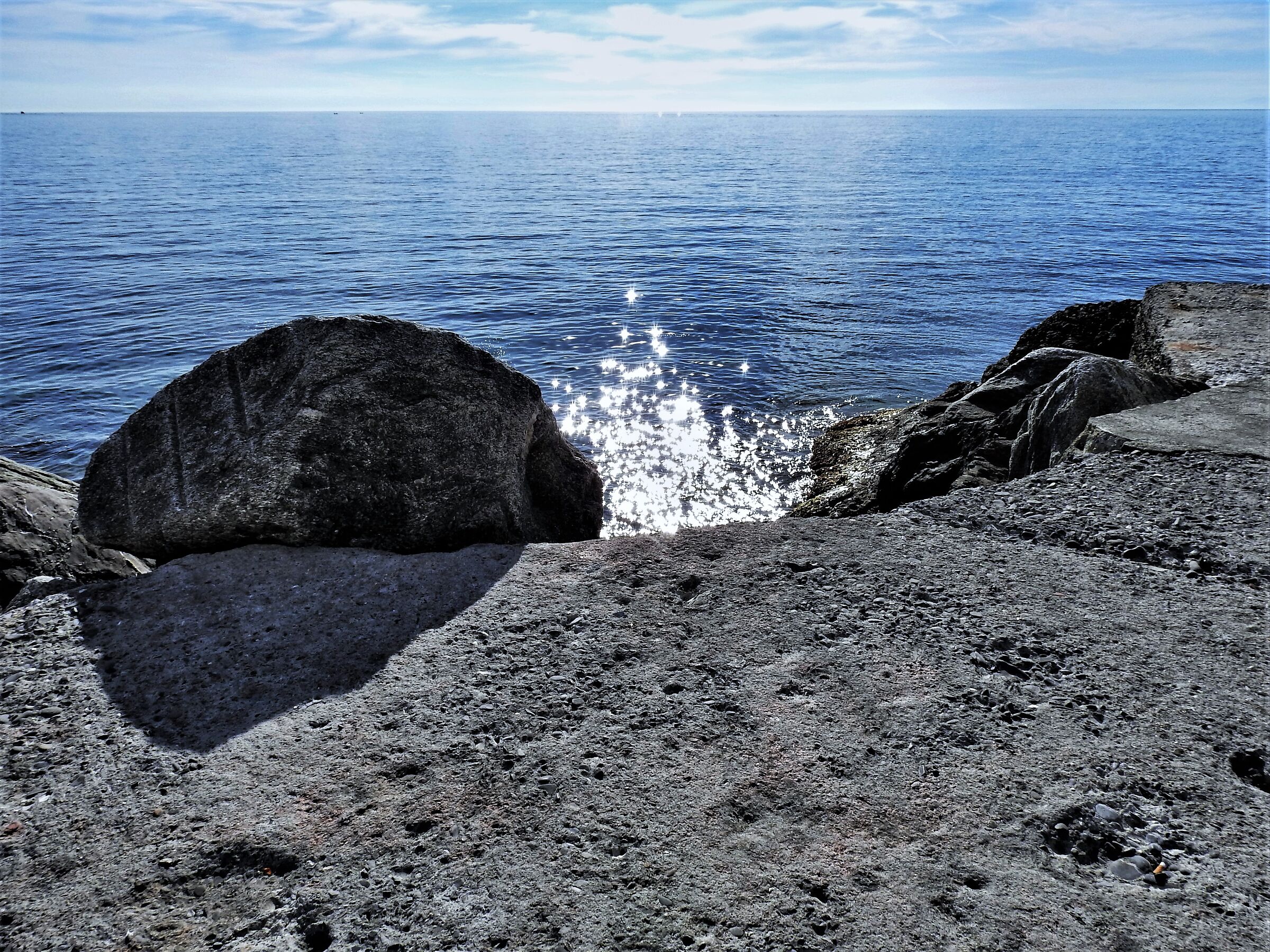 Il mare luccica
