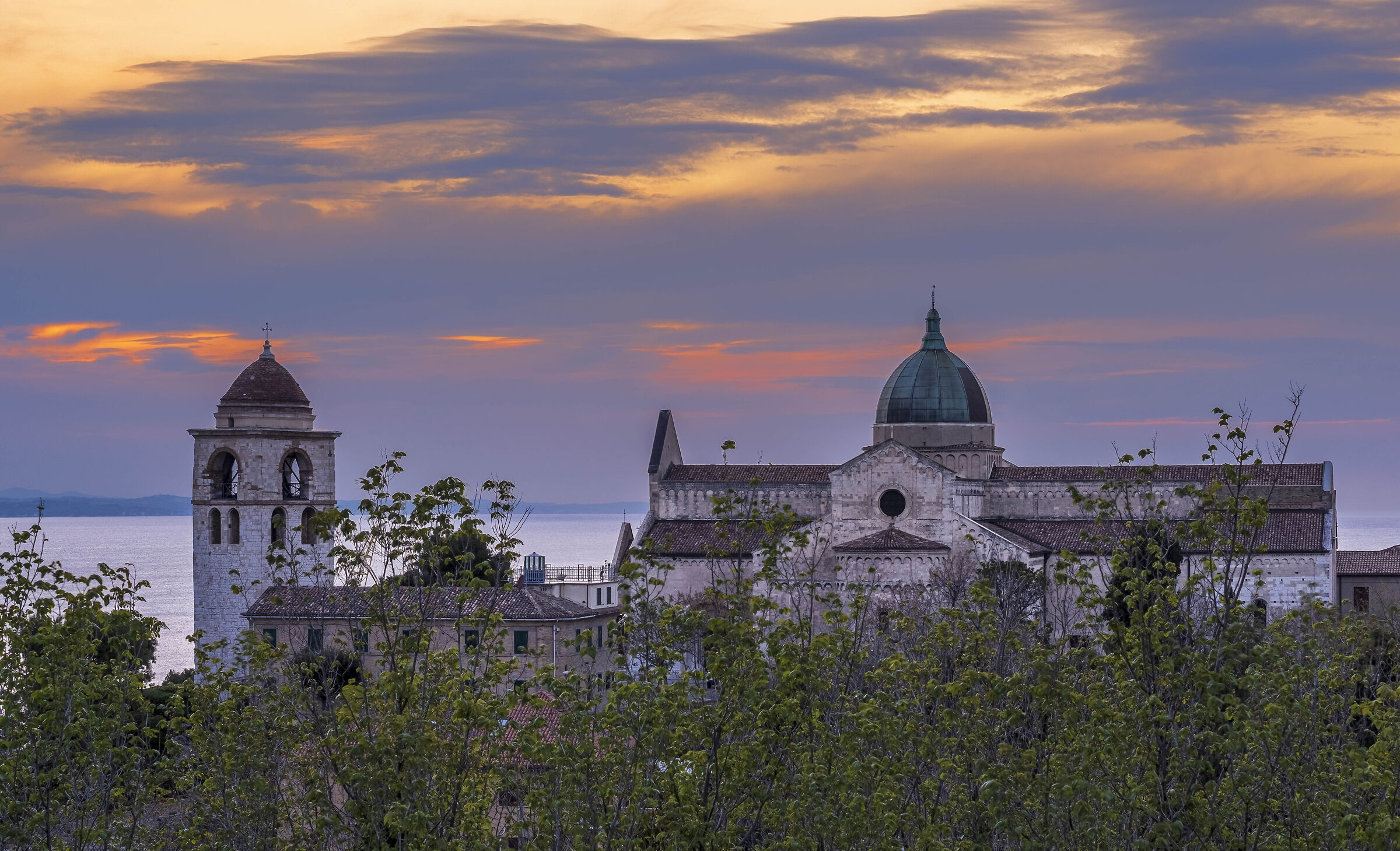 Duomo al tramonto nuvolo
