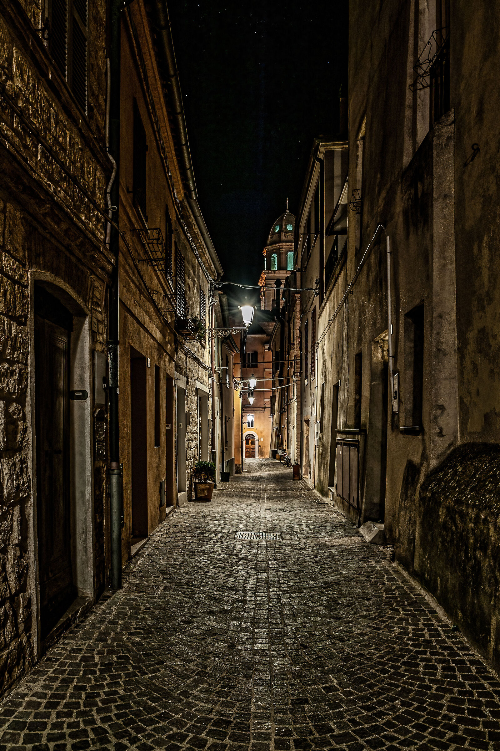 Atmosfere notturne, vie deserte e inquiete malinconie