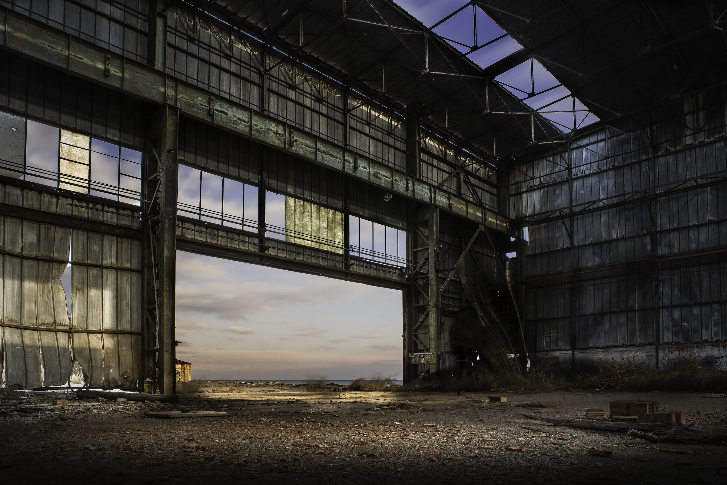 Capannone abbandonato in riva al mare