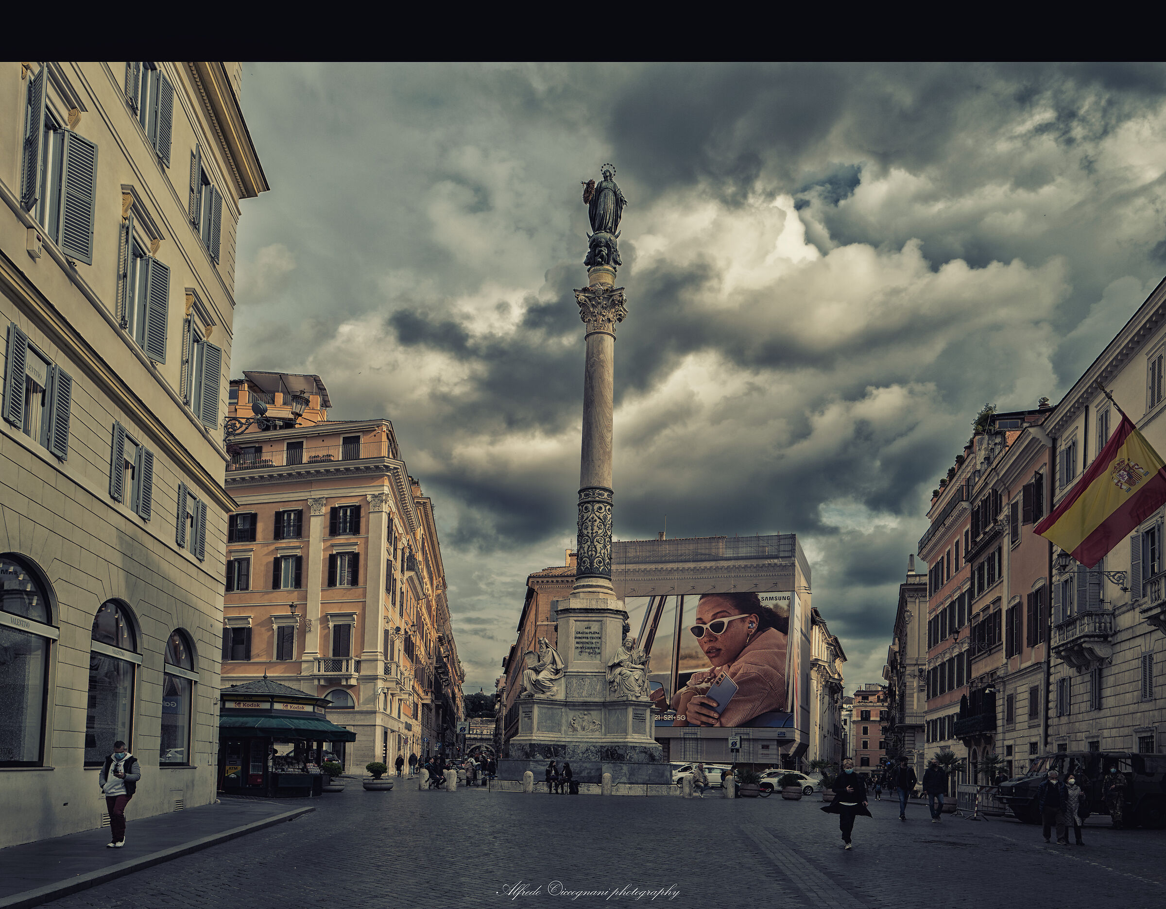 Place d'Espagne, Dos
