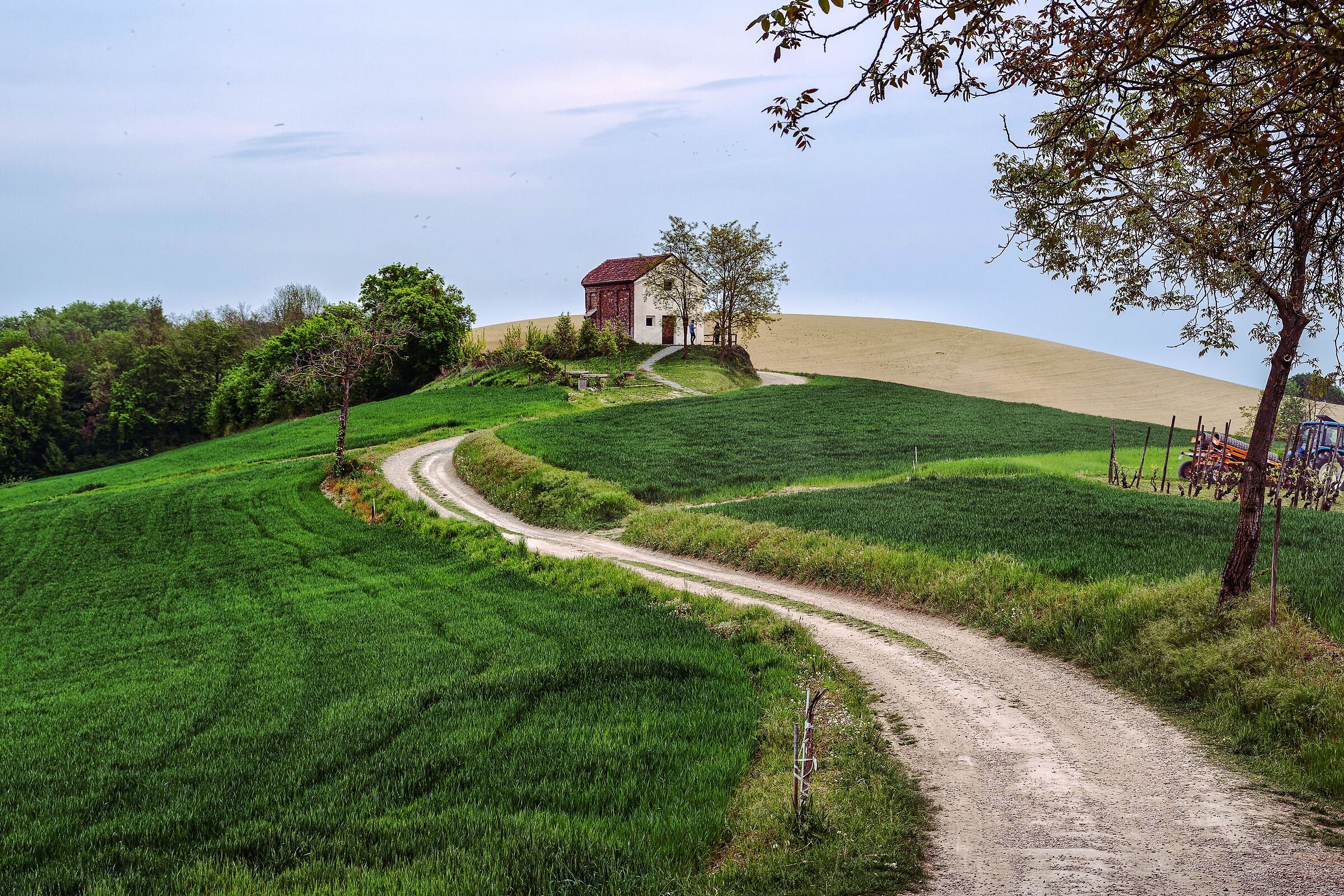 Laggiù una chiesetta