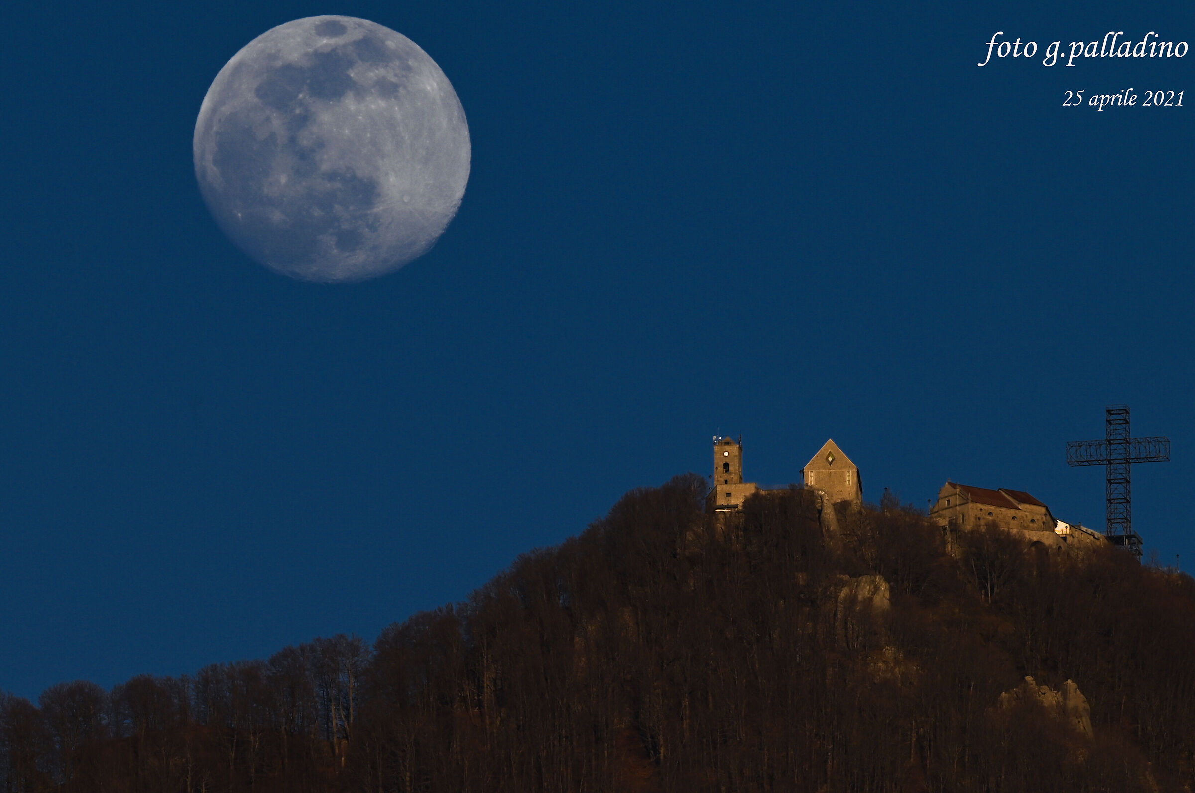Spunta la luna dal Gelbison.