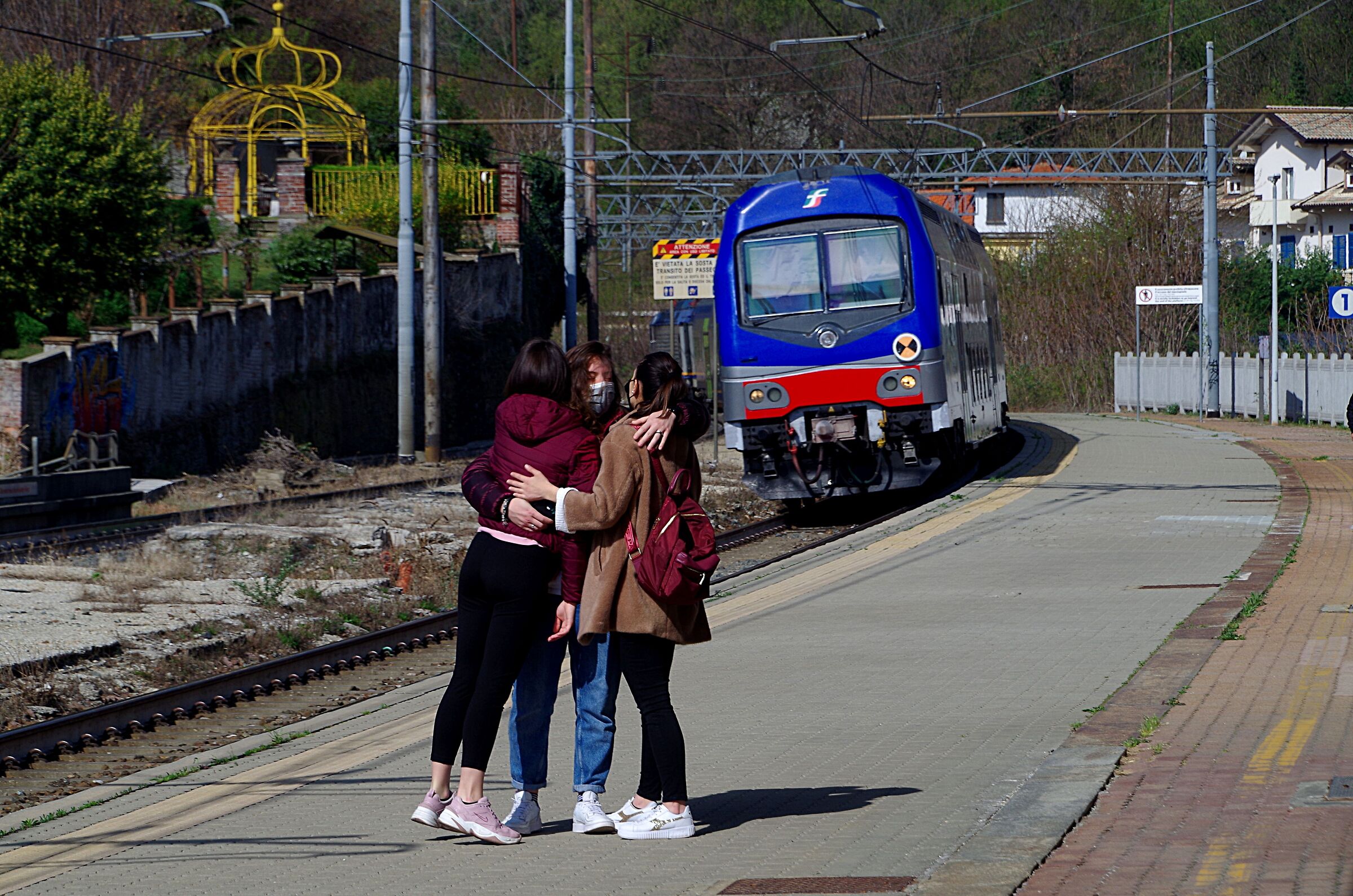 In stazione n. 4 - Salutiamoci , che arriva il treno !