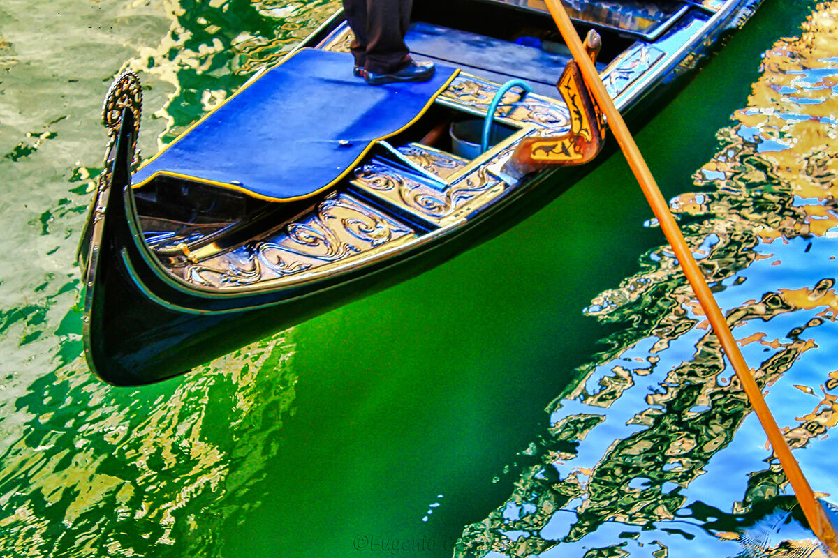 A gondola that dars