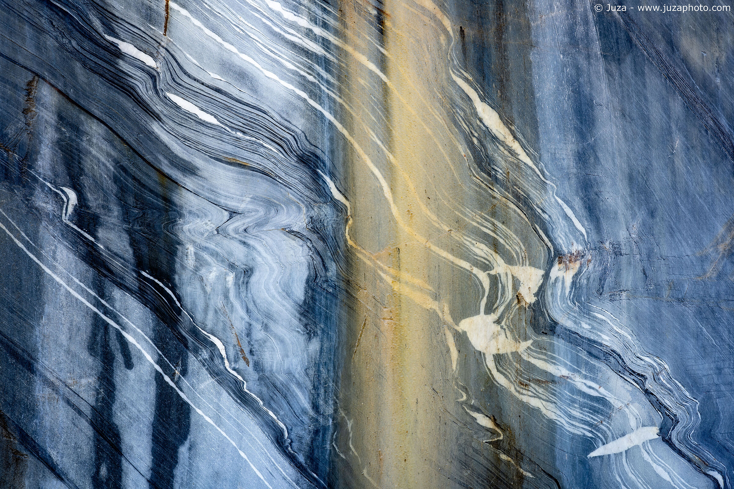 Azzurro e arancione nella roccia