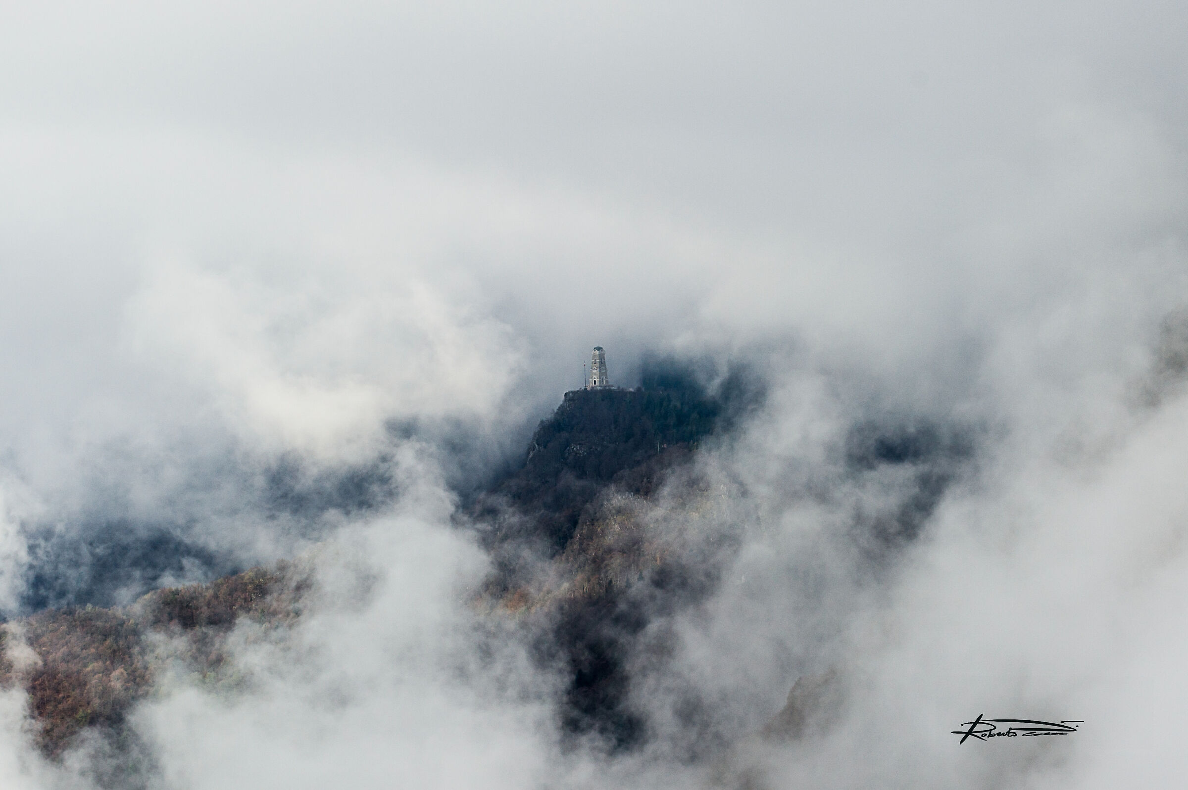 L'Ossario del Pasubio tra le nuvole