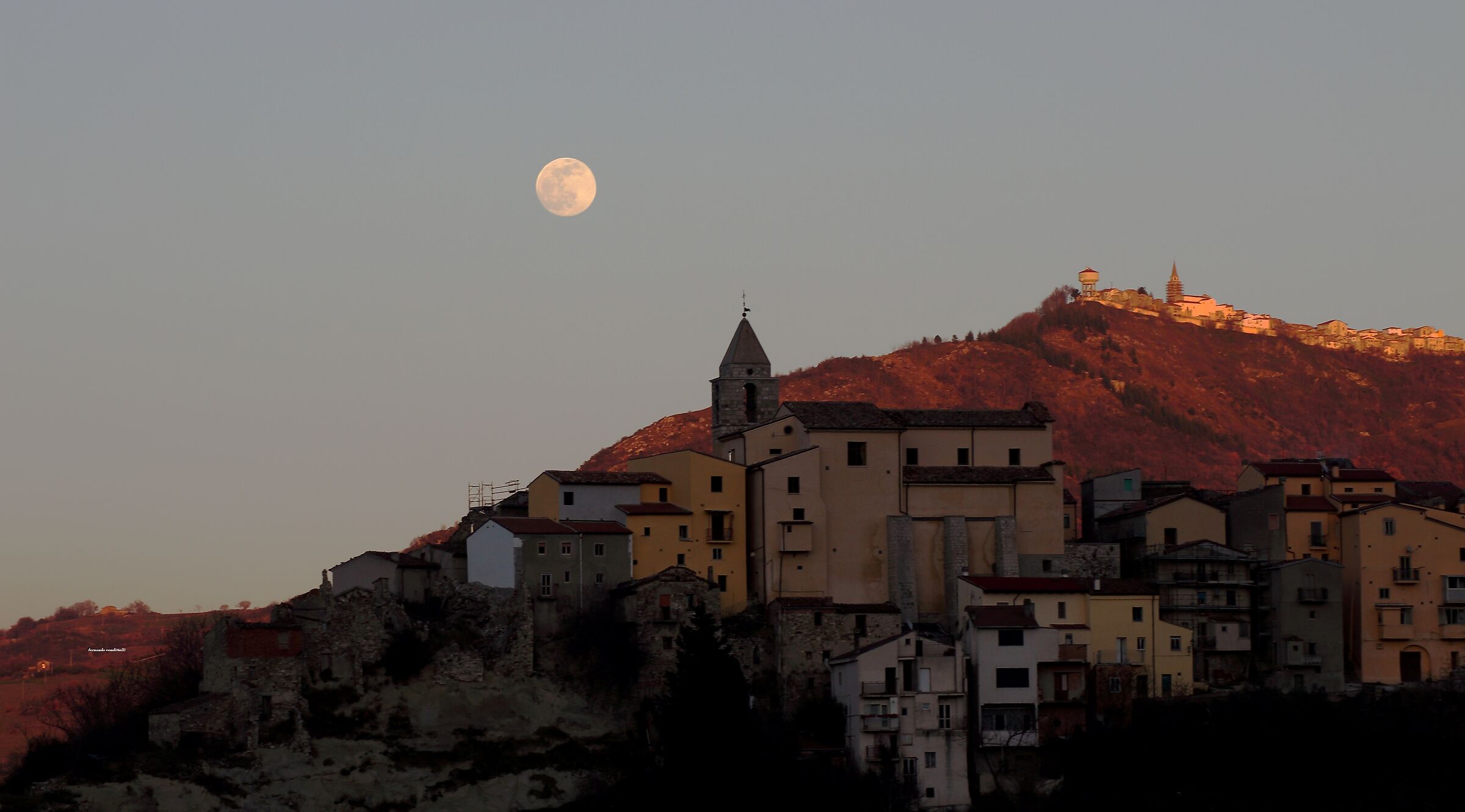 La luna sui borghi