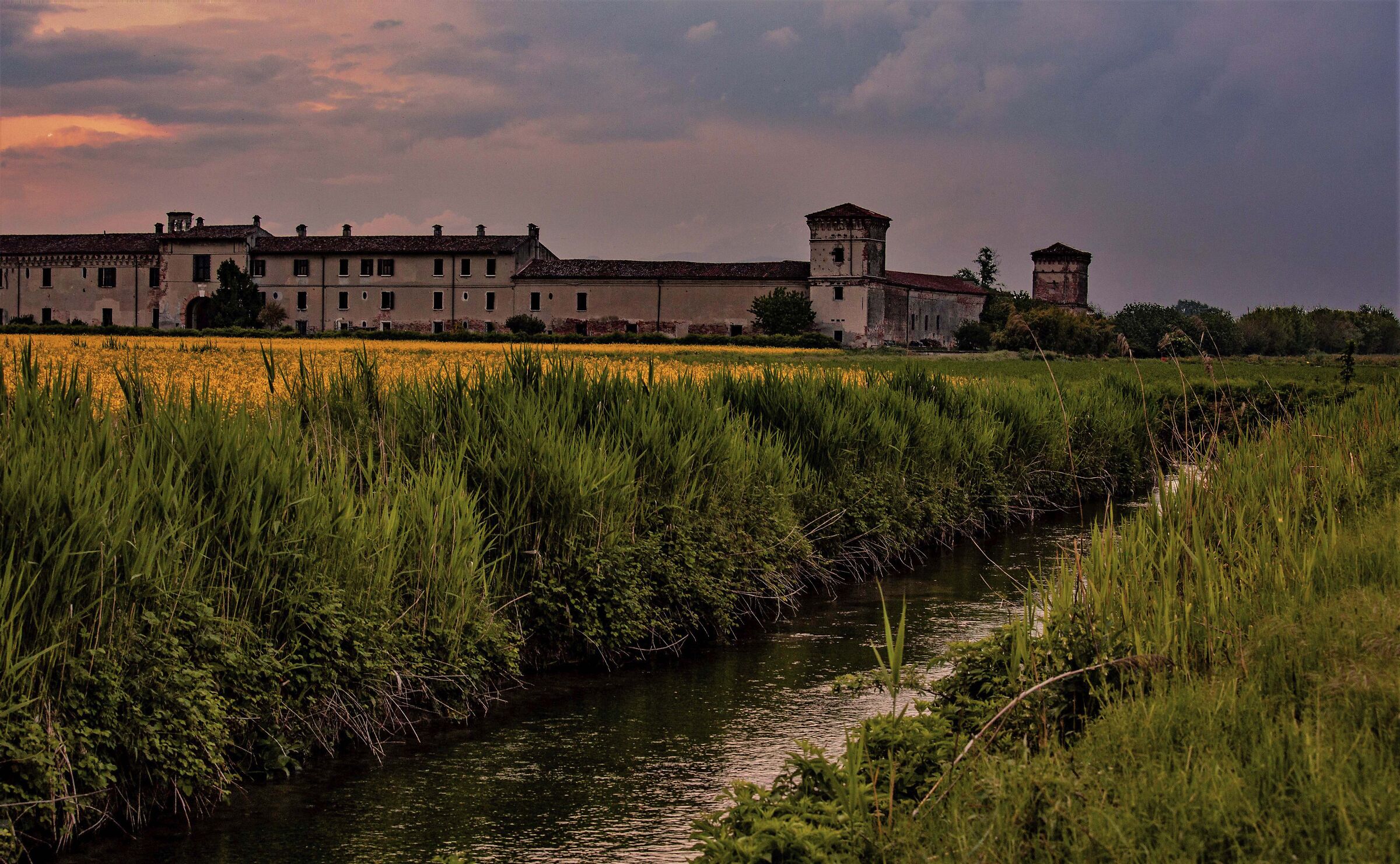 Cascinale nell'ombra della sera