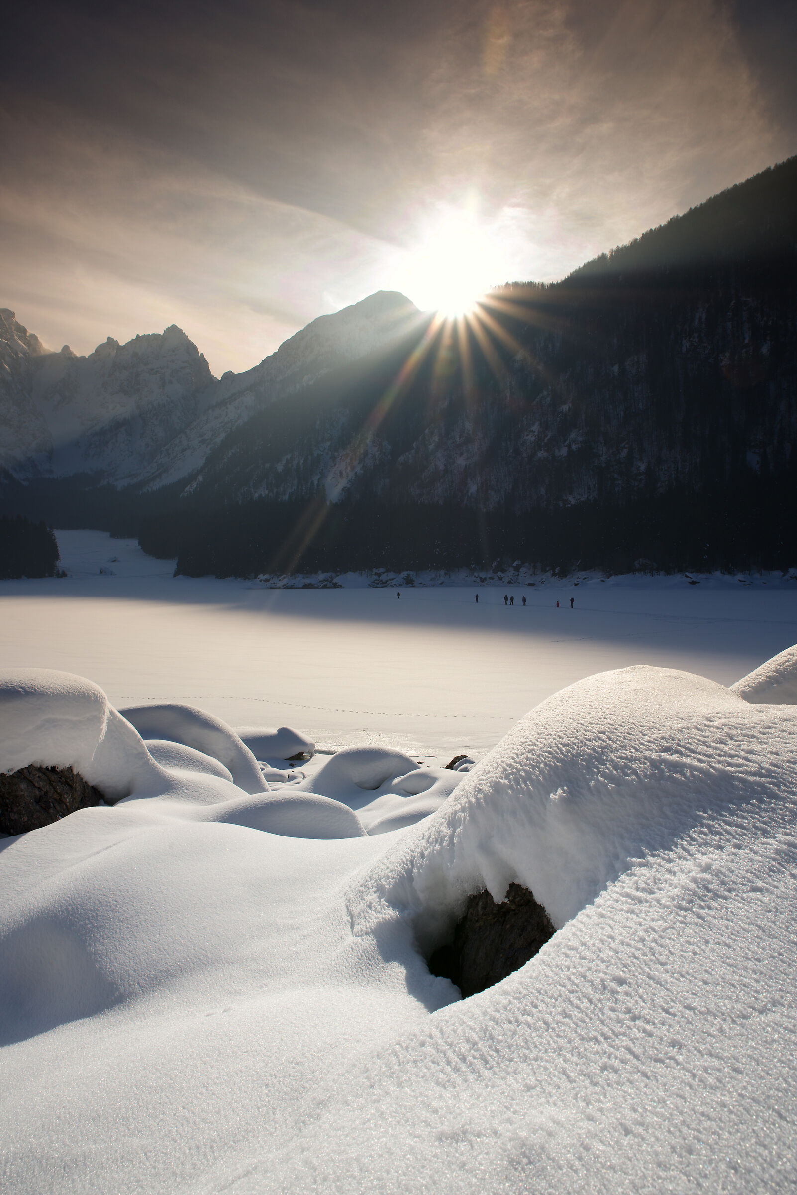 Passeggiata sul lago ghiacciato