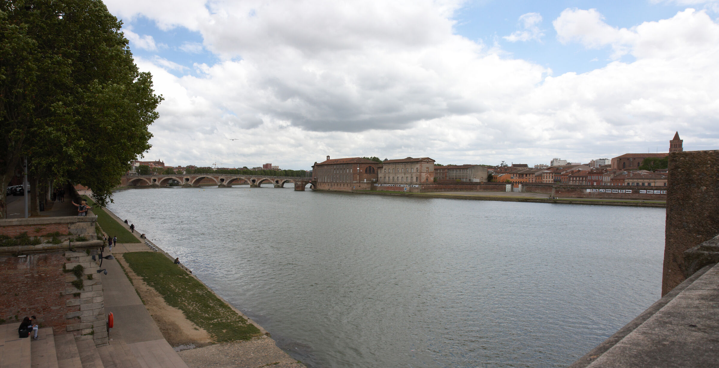 La Garonne Overview