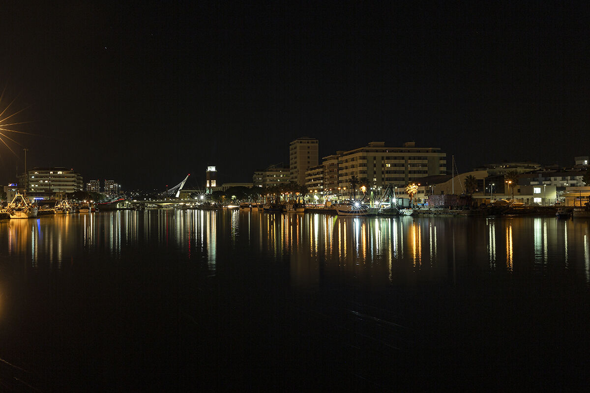 e la città si adorna di luci