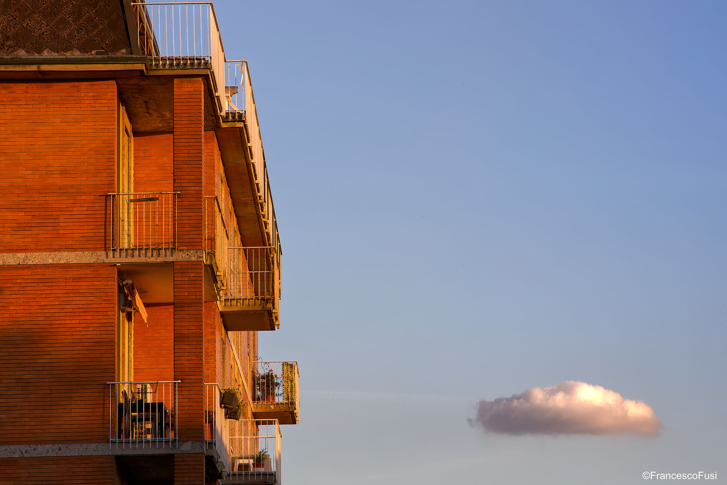 Il palazzo, la nuvola e i colori di una sera di maggio