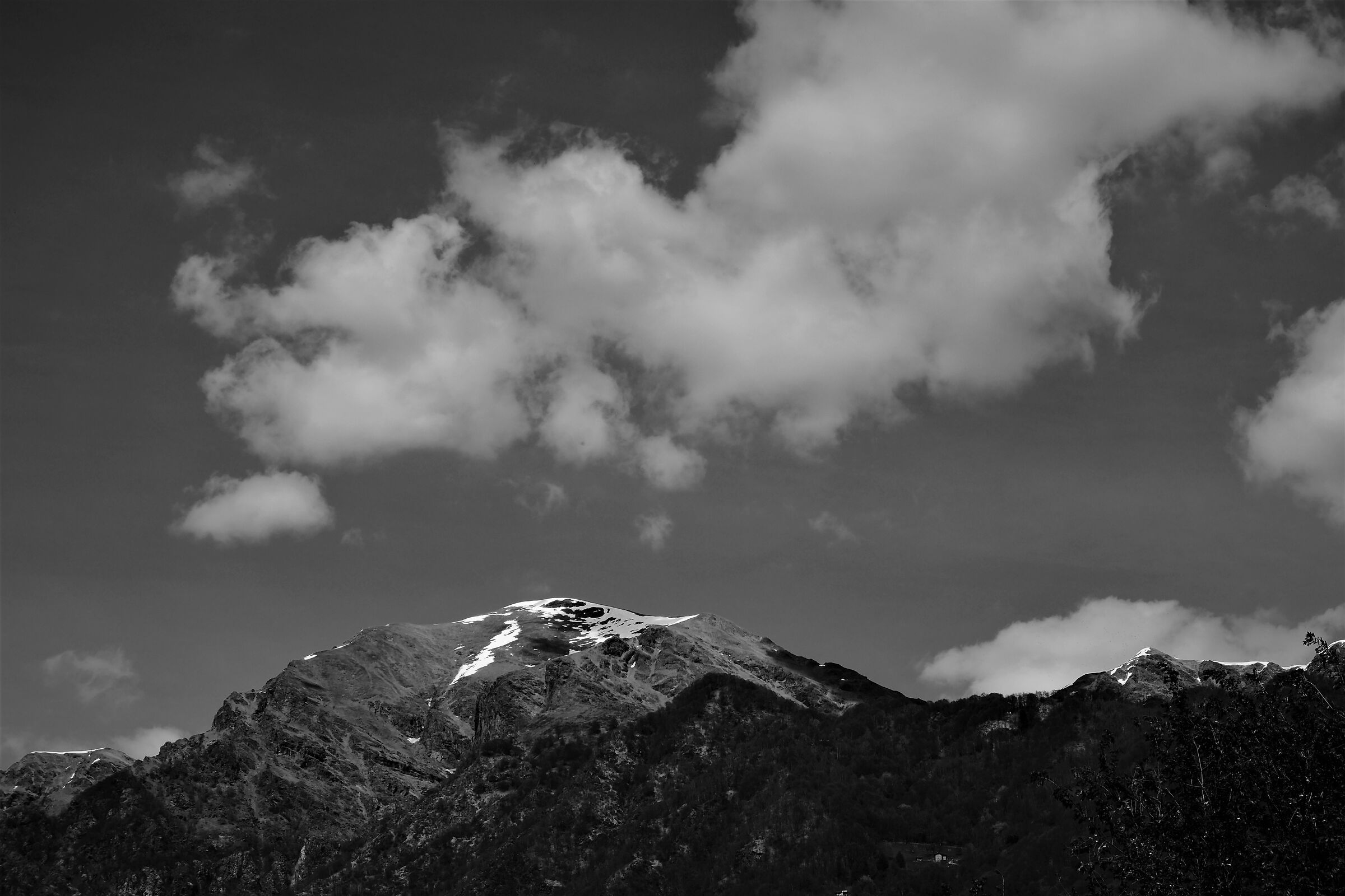 La montagna in bianco e nero