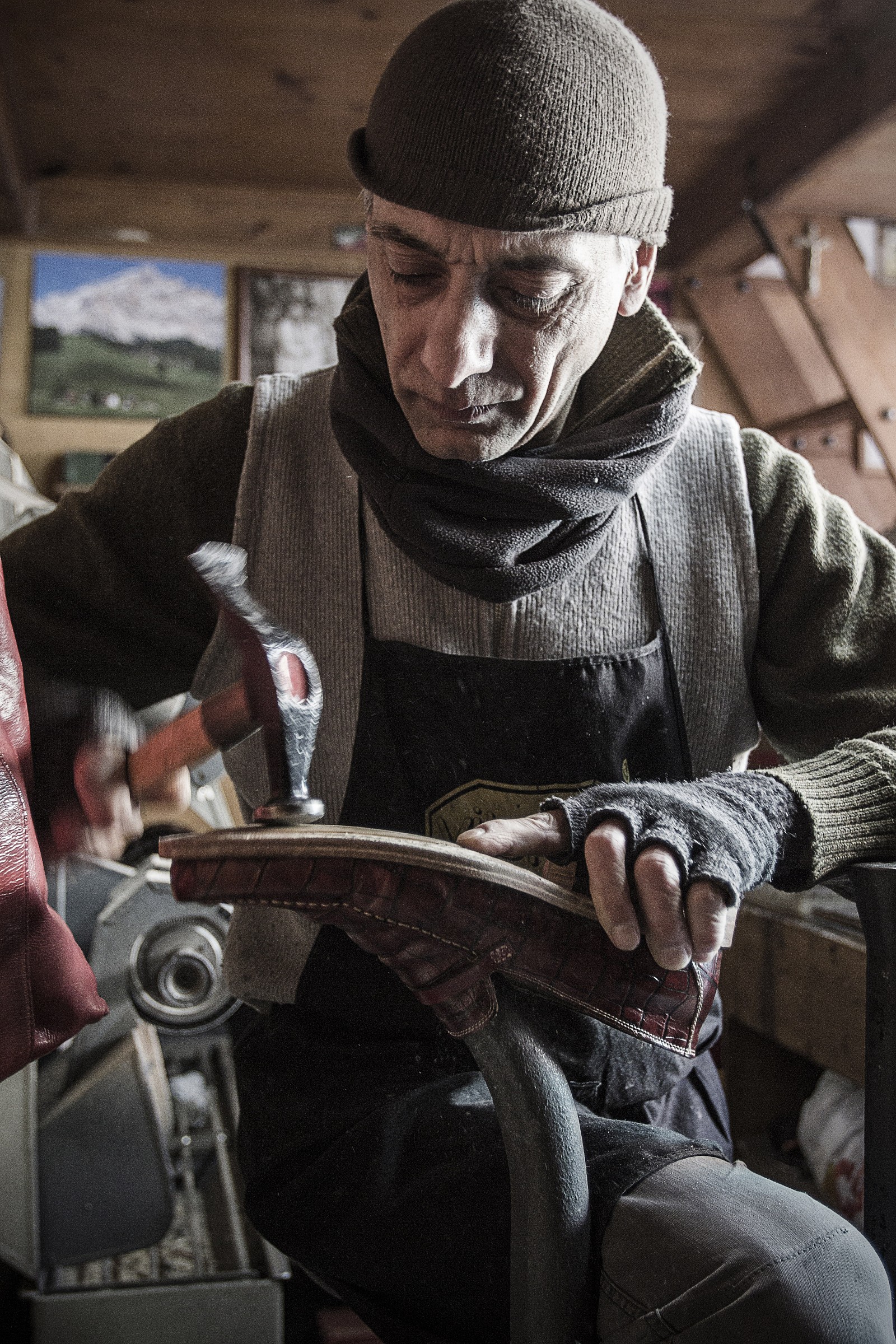 ...il calzolaio, un'arte antica...