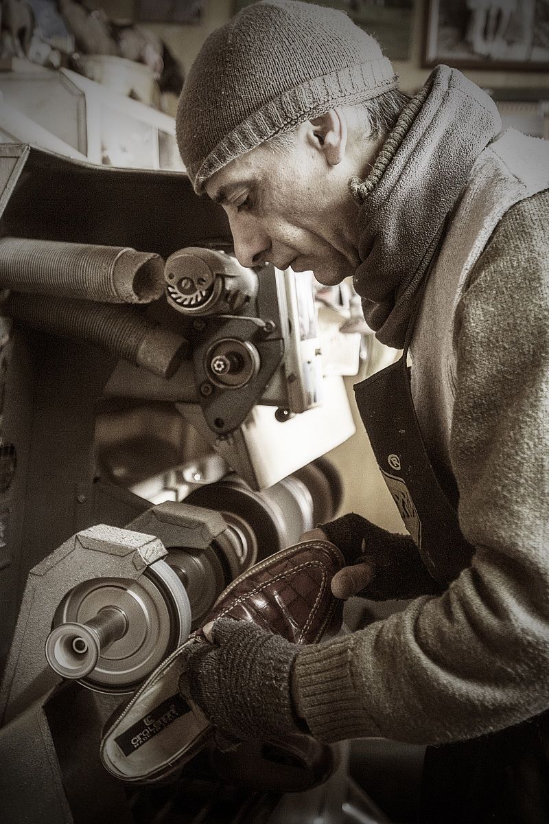 ...un artigiano al lavoro...