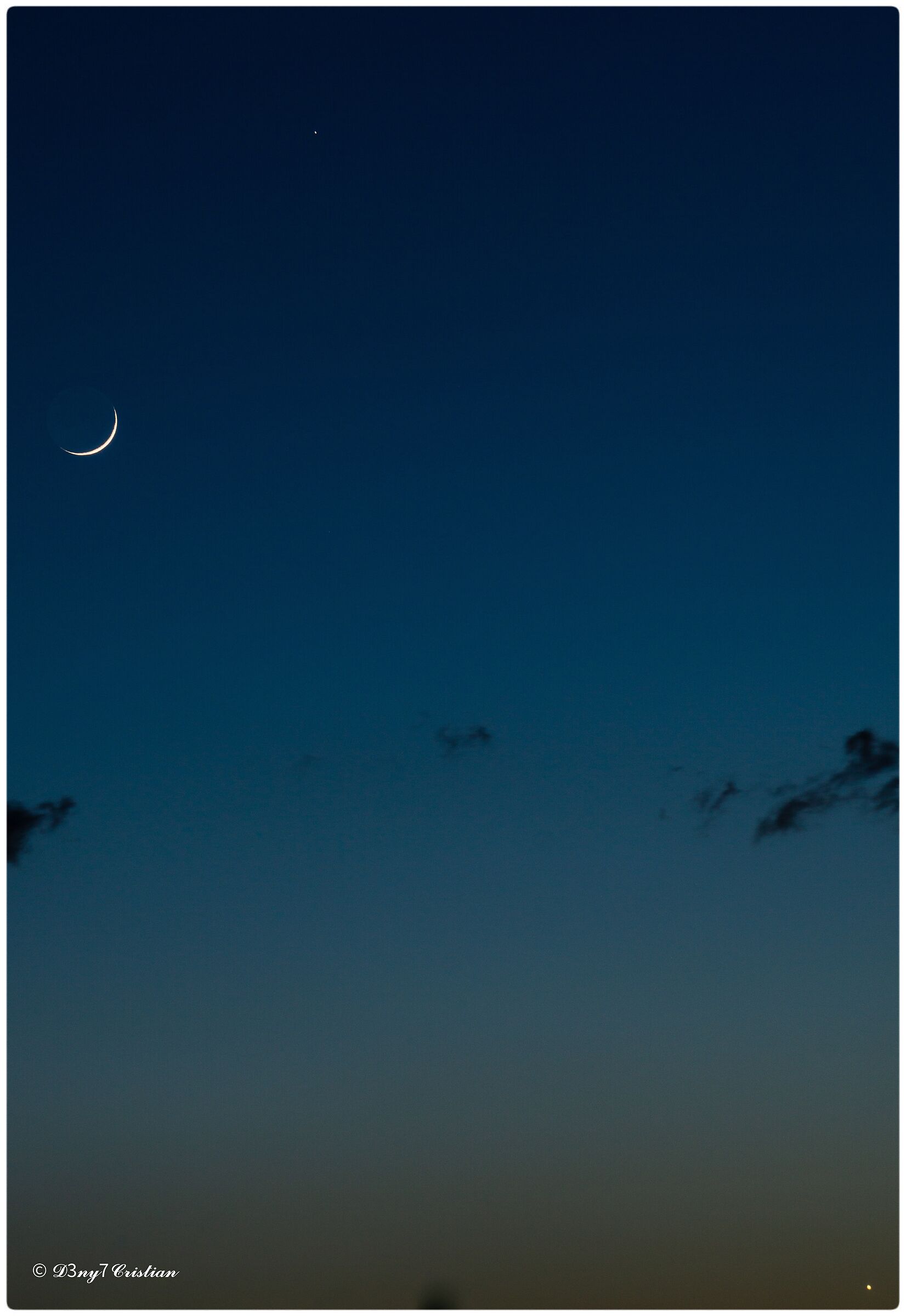 Conjunction between moon and mercury ... Venus at the bottom