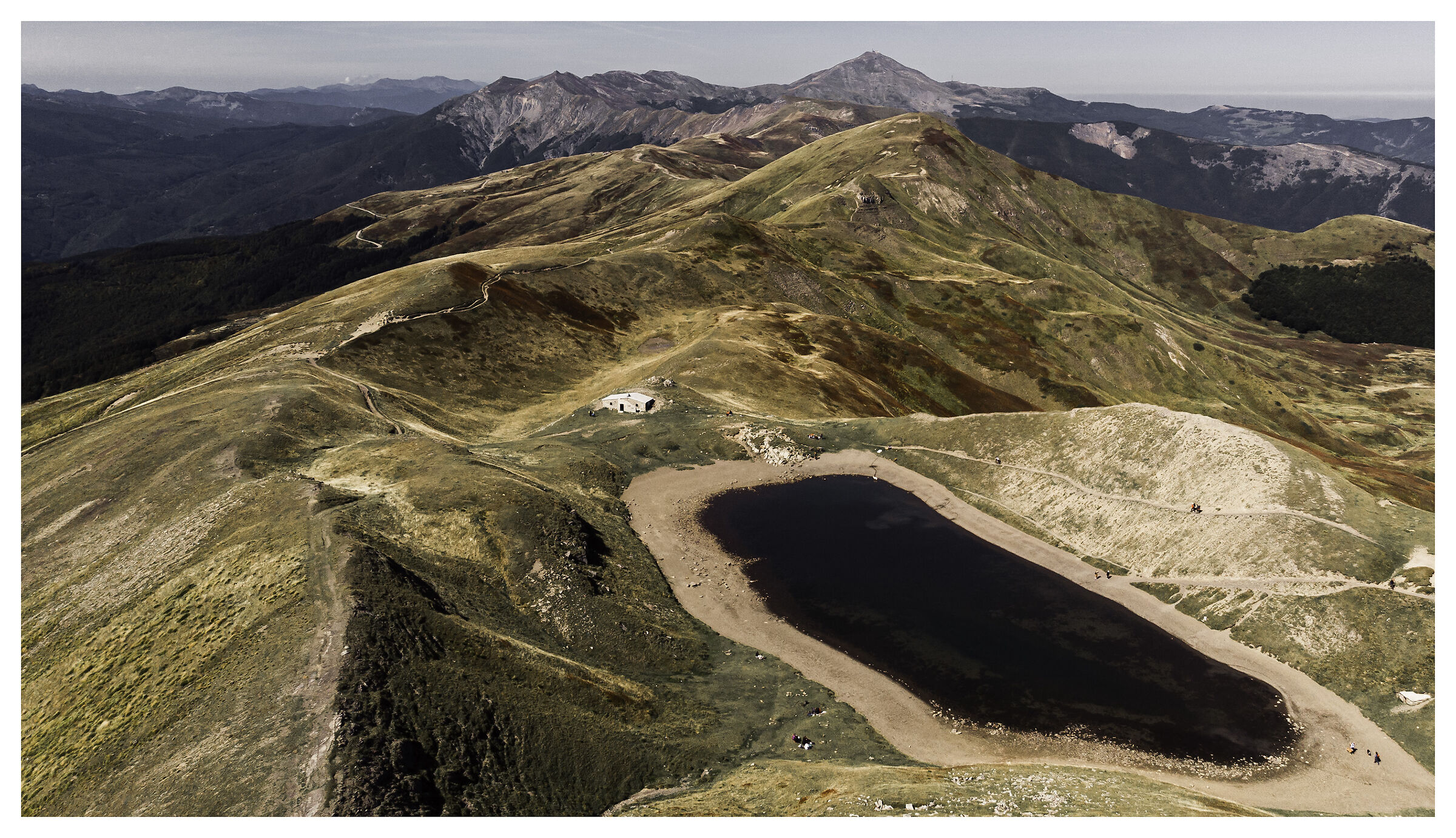 In volo sopra il lago Scaffaiolo