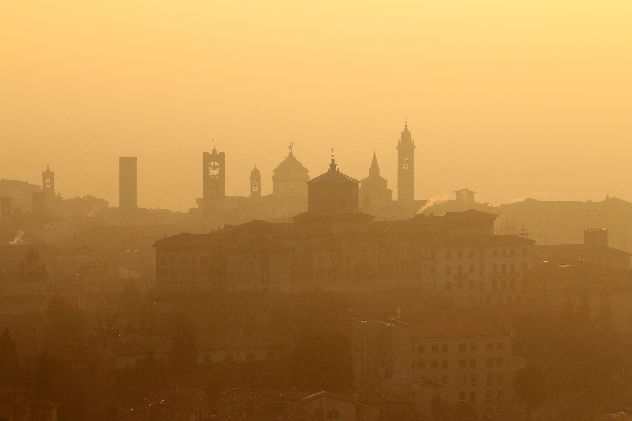 profilo nebbioso di città alta