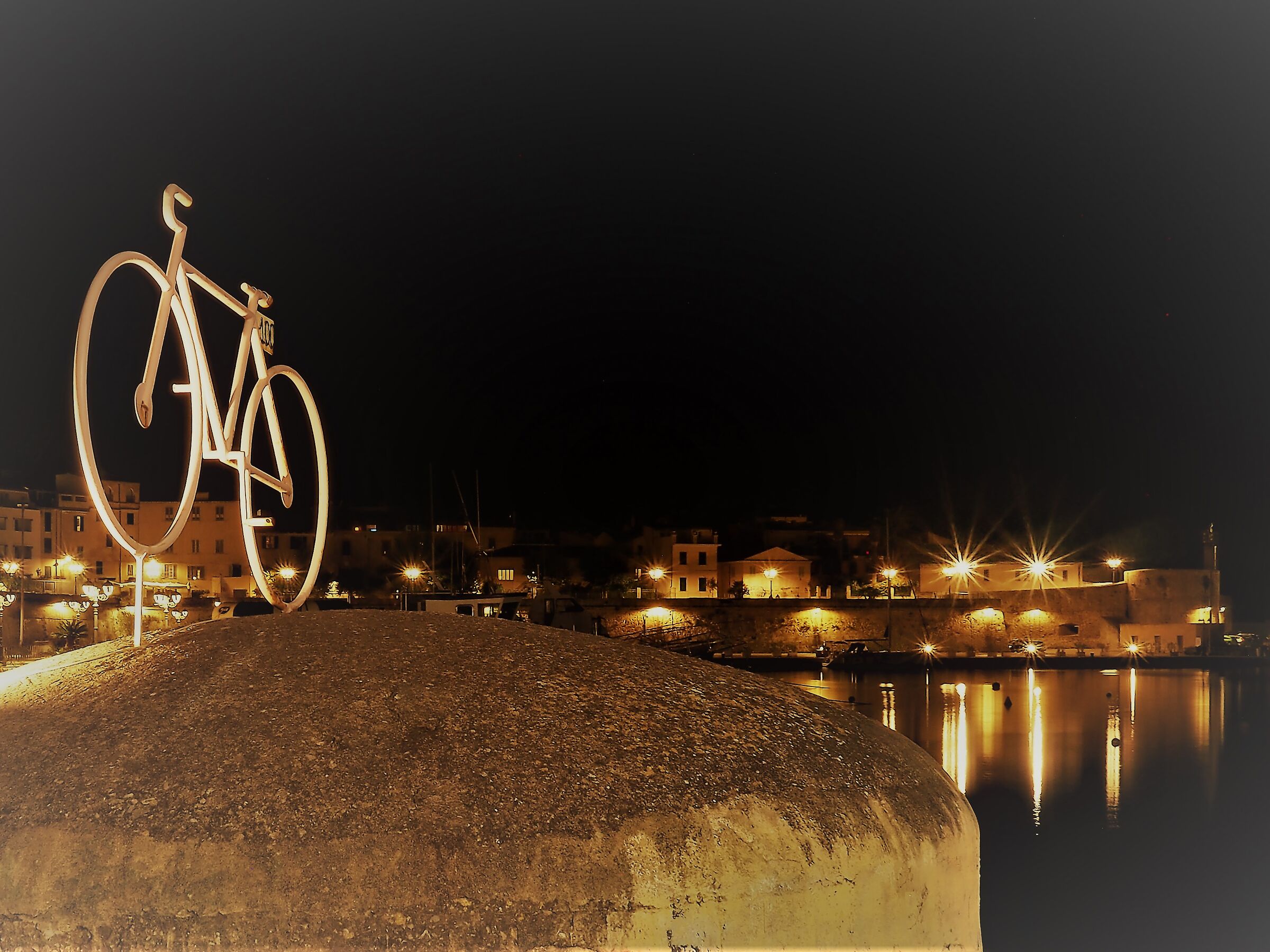 Alghero bicicletta rosa sul fortino - Giro d'Italia