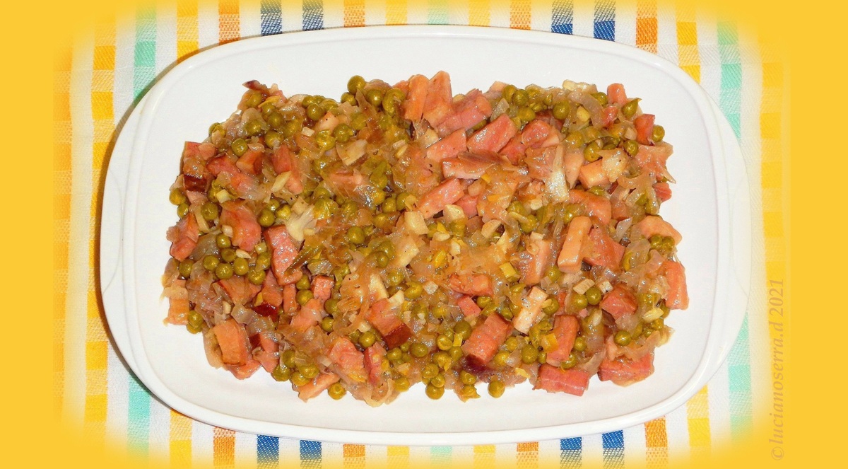 Pancetta stufata con cipolla, pomodoro e piselli