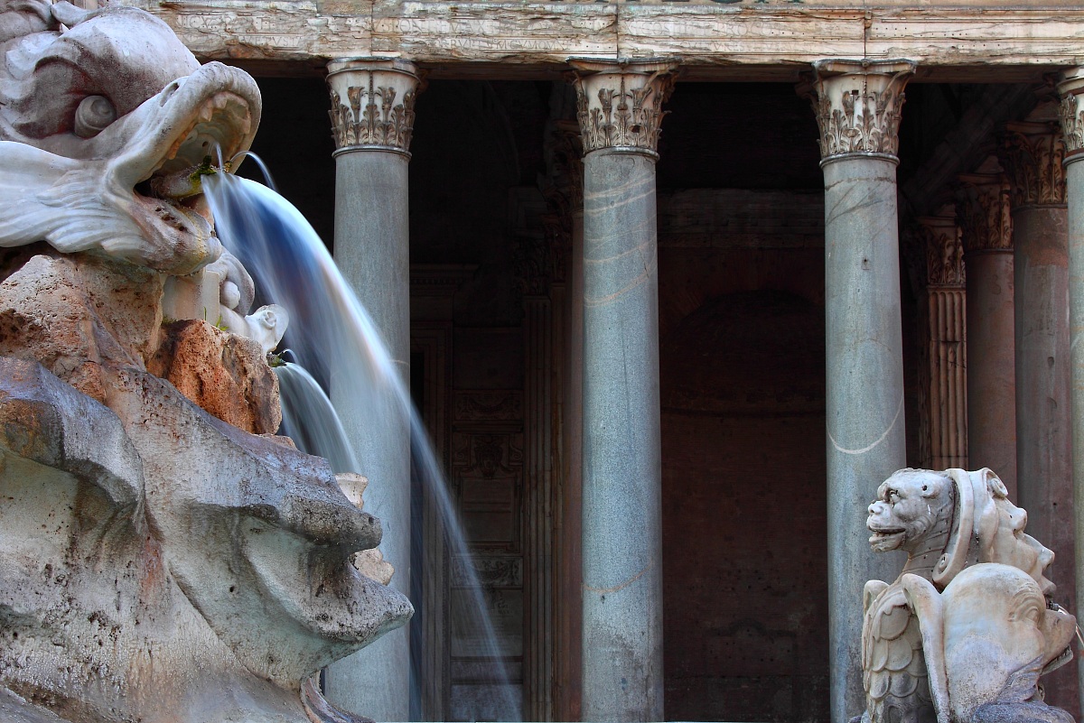 Fountain in Piazza della Rotonda