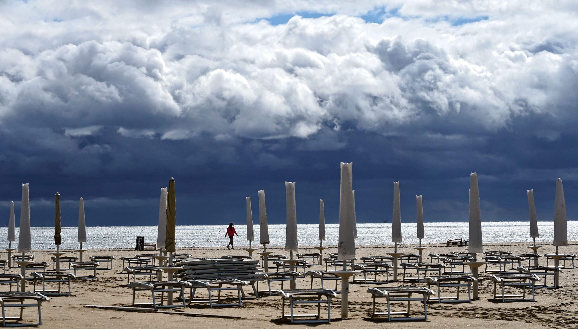 Due passi sotto un cielo tempestoso.