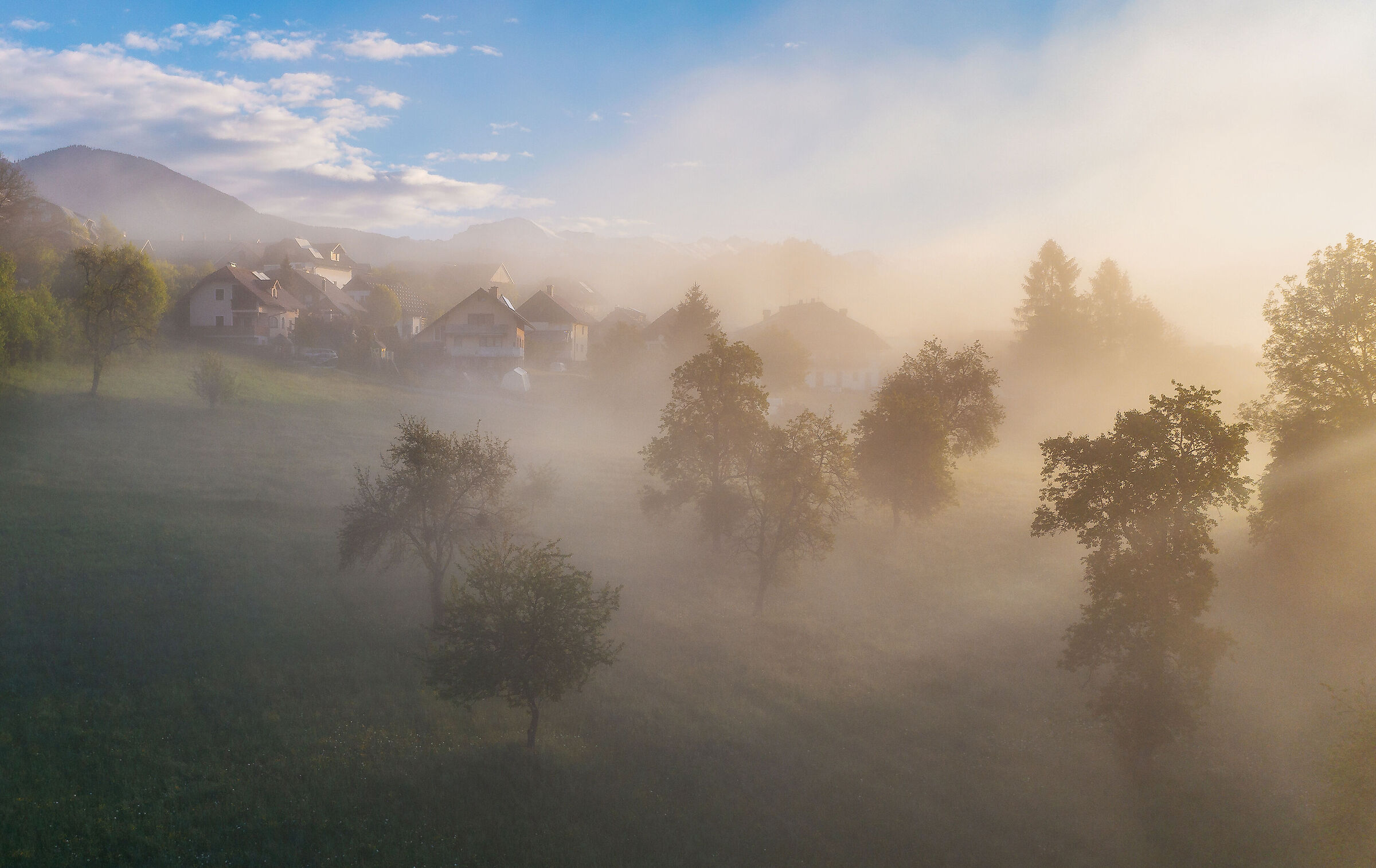 Luce del mattino nel villaggio