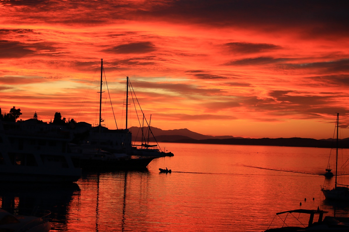 un bel tramonto nell'isola di spetses nel golfo saronic