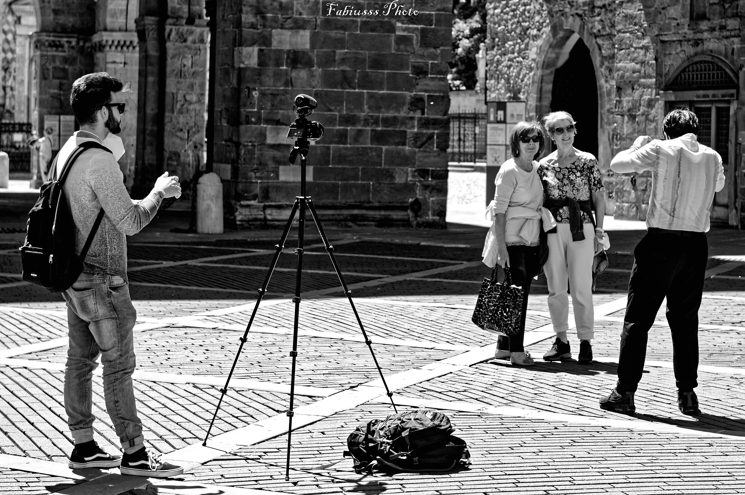 Scusi, ci scatterebbe una foto?