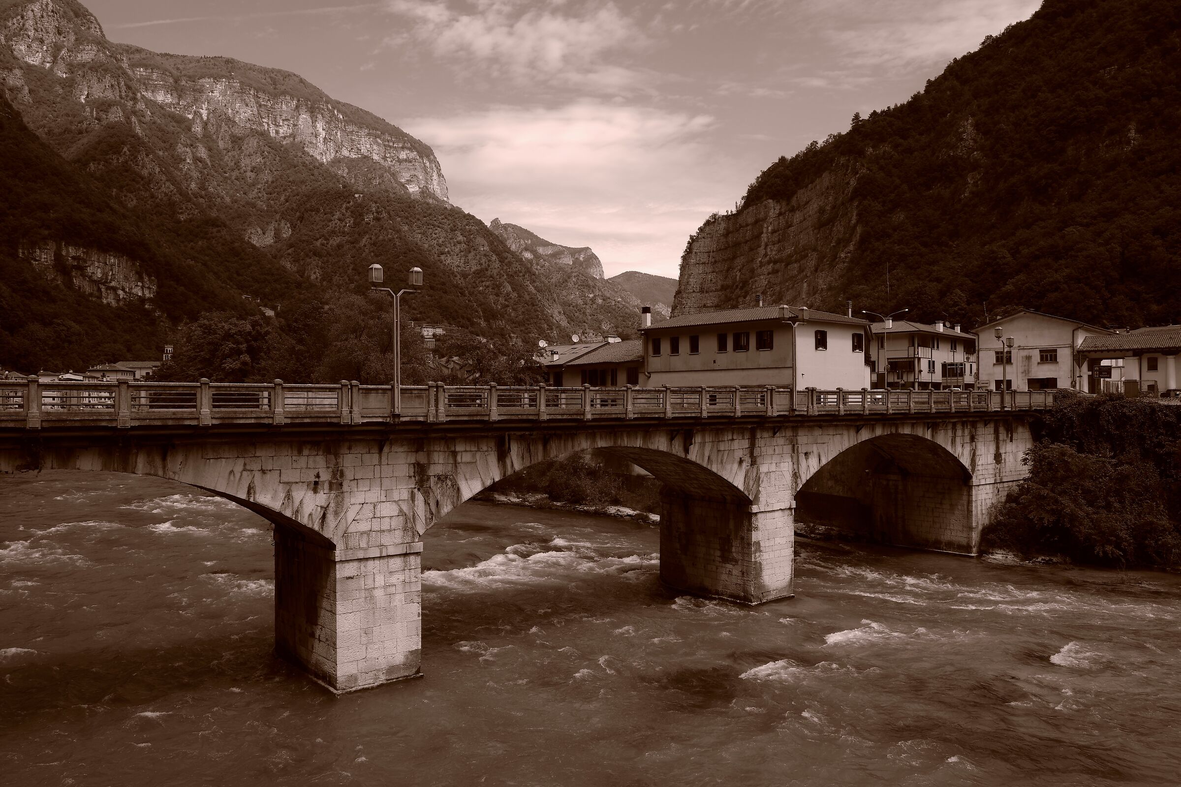 A bridge over the currents