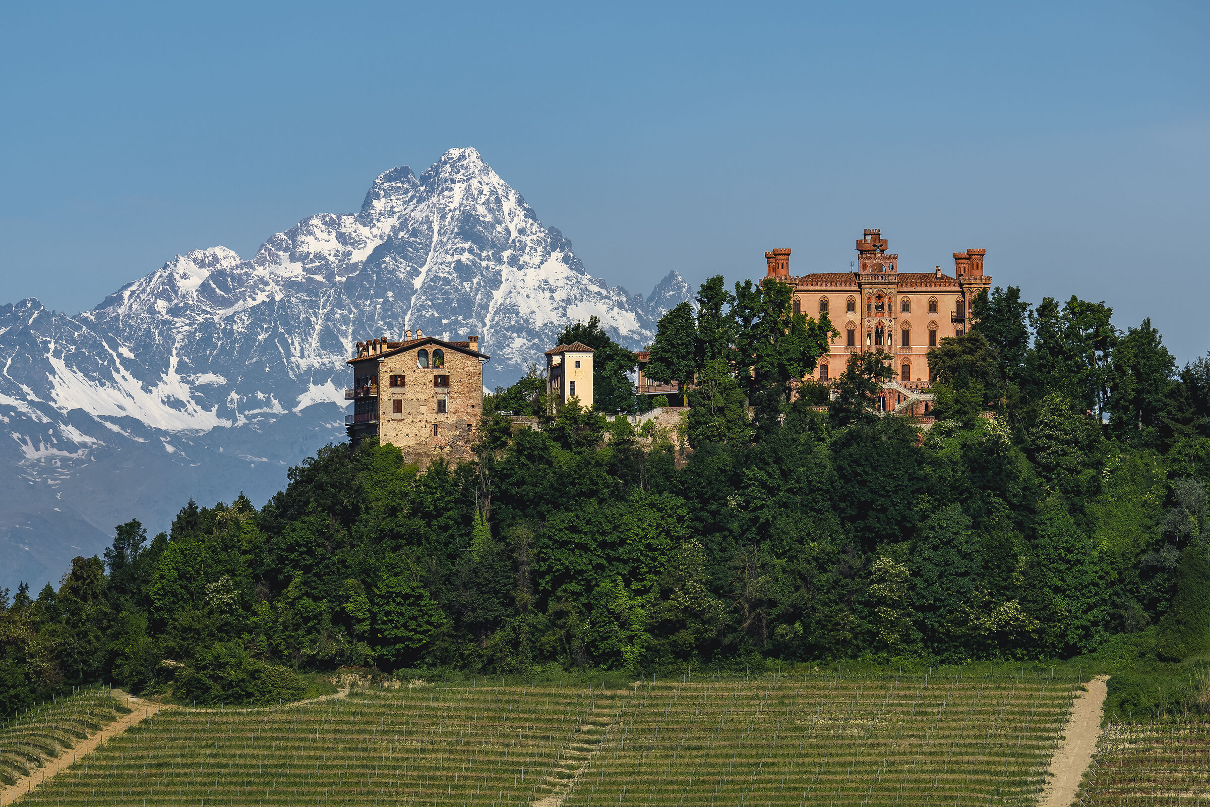 Il castello di Novello e il Monviso