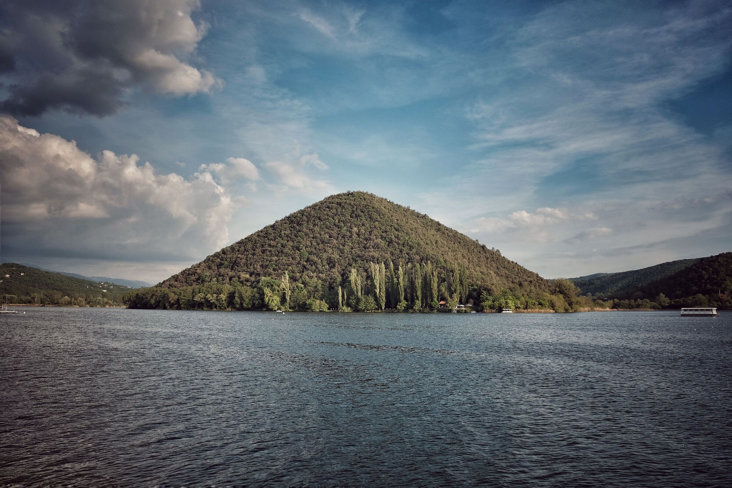 Piramide sul lago