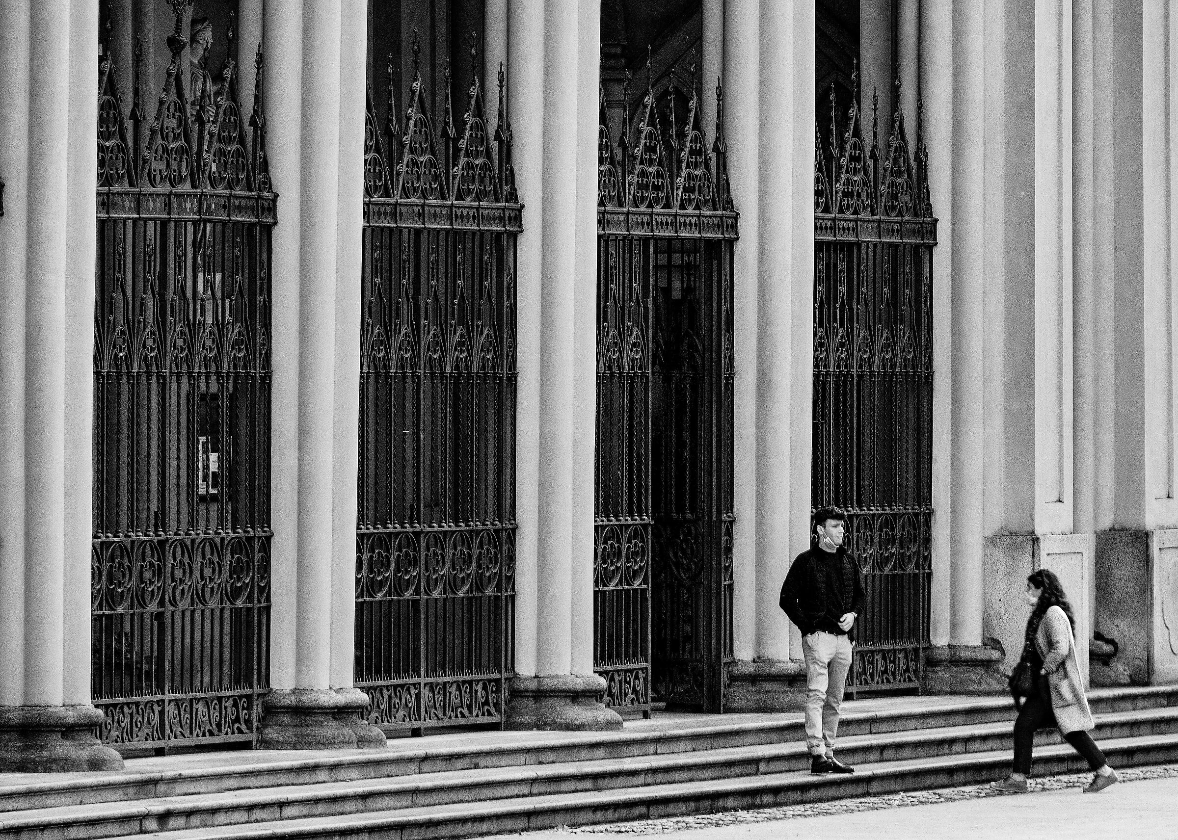 " la domenica andando alla messa "