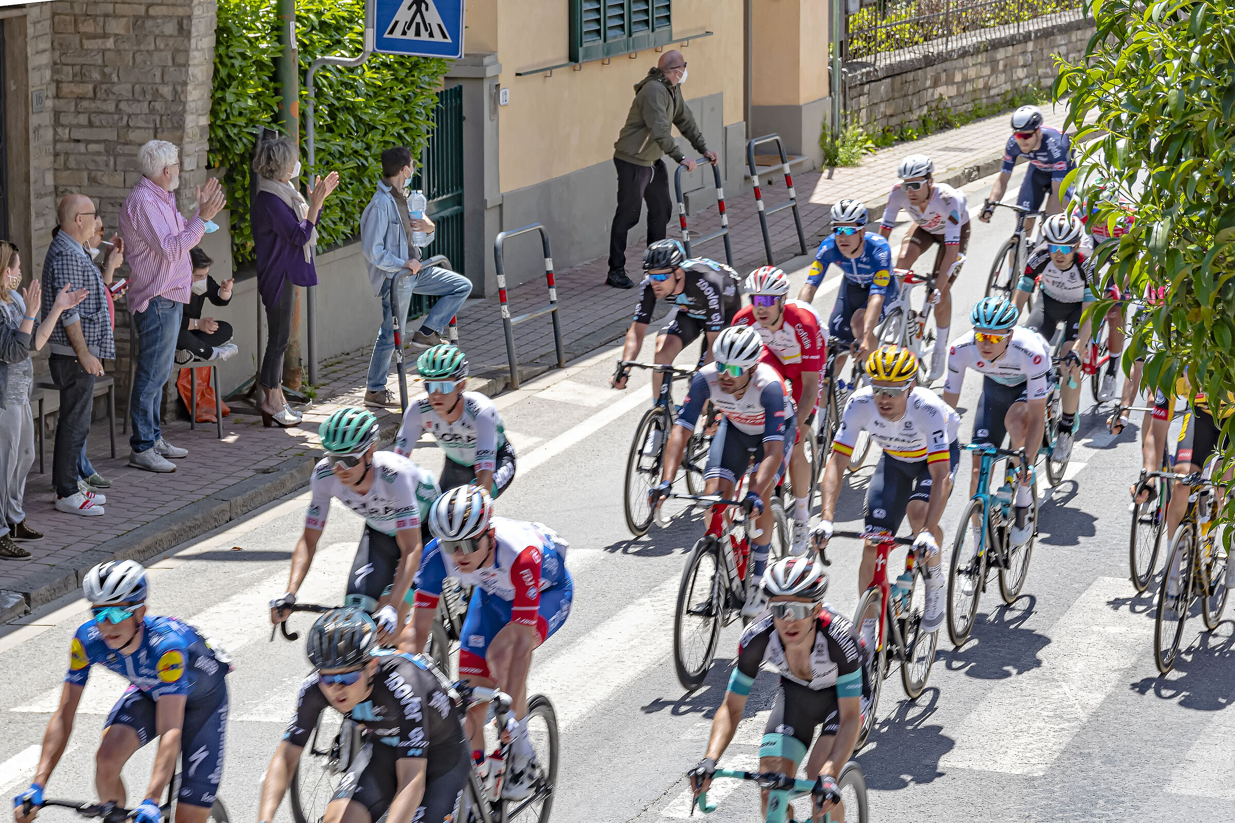 Passa il gruppo del Giro d'Italia