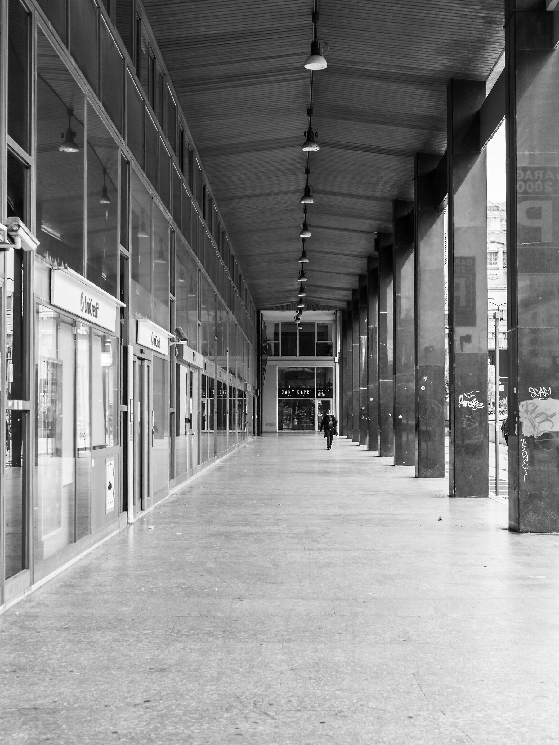 Portici - Via Vittor Pisani - Milan