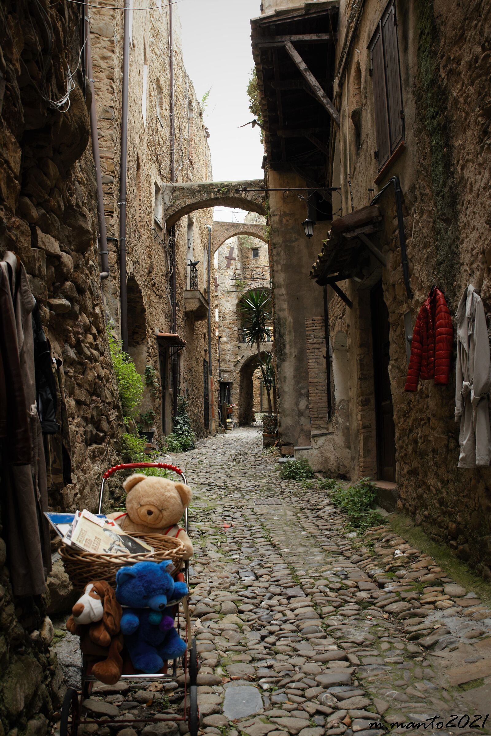 il carruggio e l'orsacchiotto...bussana vecchia