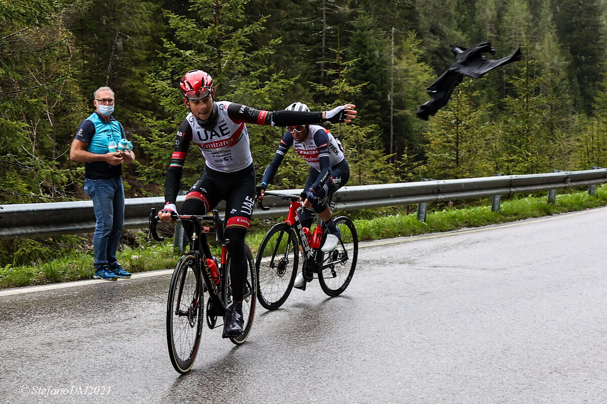 Formolo si libera della mantellina, dietro a lui Nibali